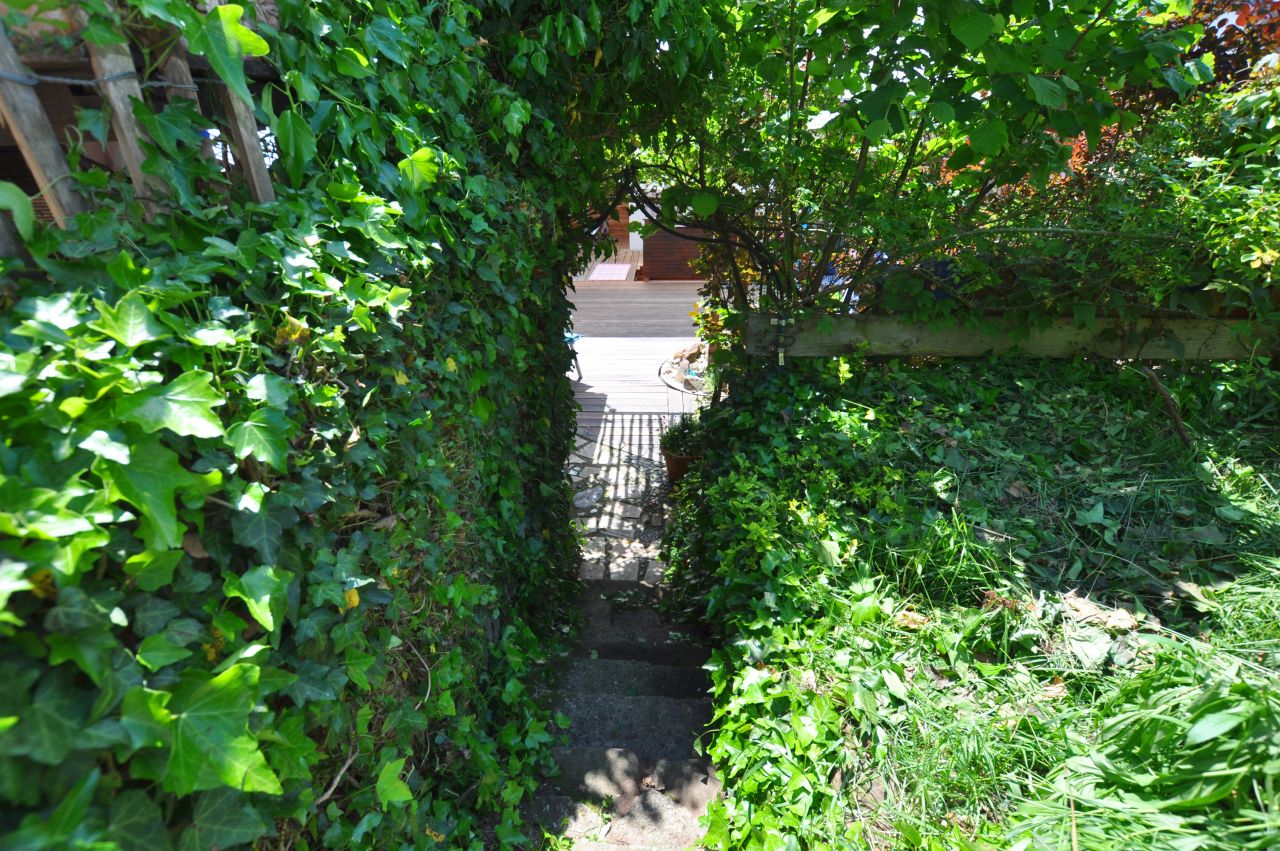  - Treppenaufgang zur 2. Gartenebene