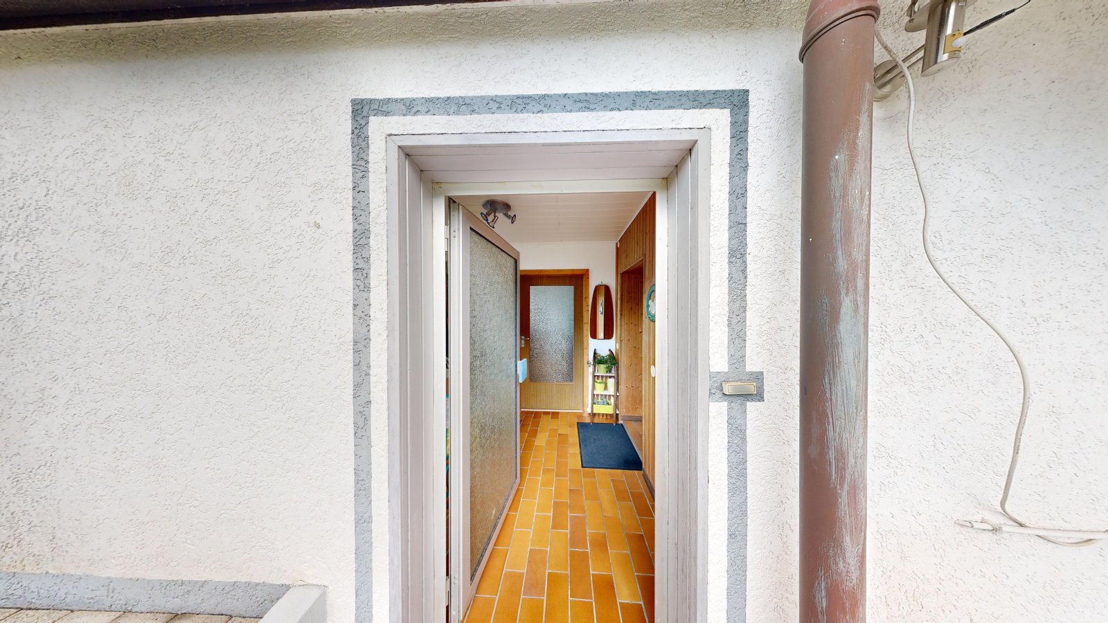 Außenzugang | Einliegerwohnung (links) Außenzugang | Einliegerwohnung (links)
