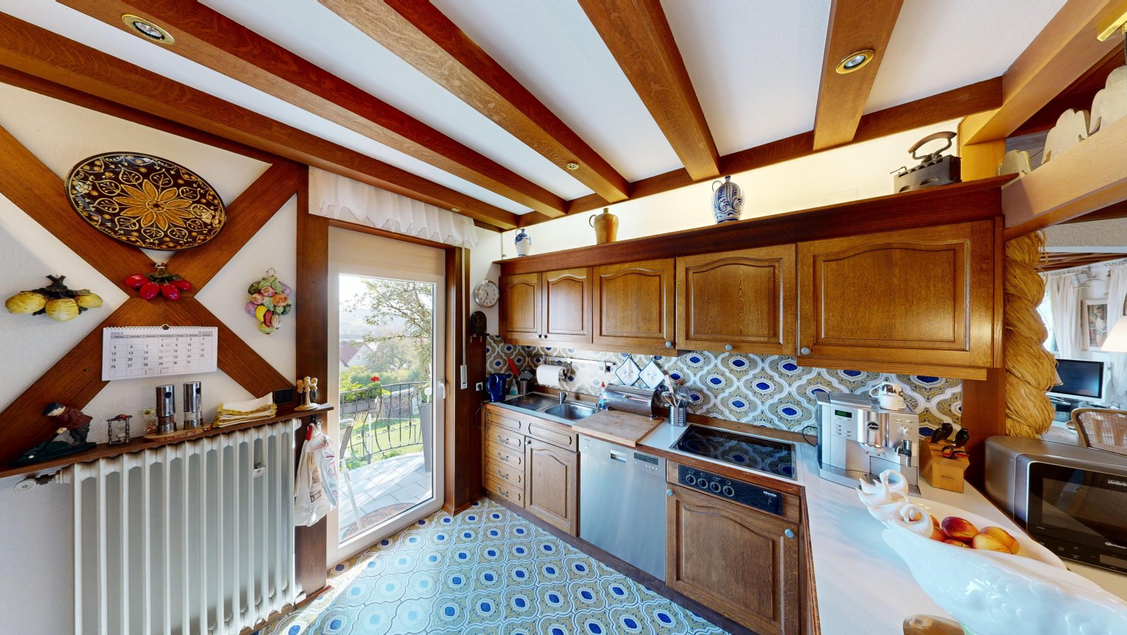 *SOLD* | Detached house in romantic country house style with large garden, indoor swimming pool and garage