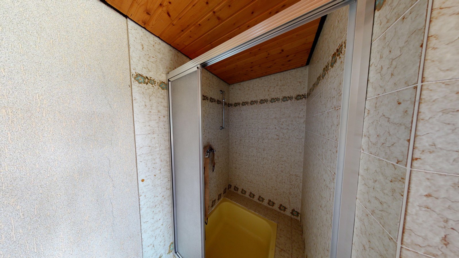 *SOLD* | Detached house in romantic country house style with large garden, indoor swimming pool and garage