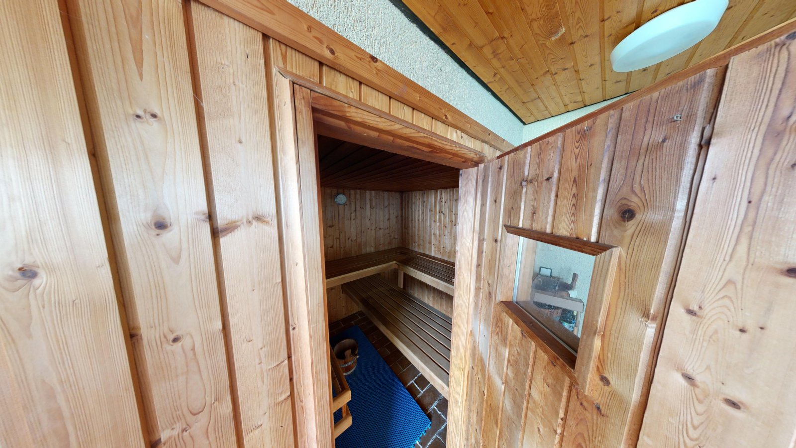 *SOLD* | Detached house in romantic country house style with large garden, indoor swimming pool and garage