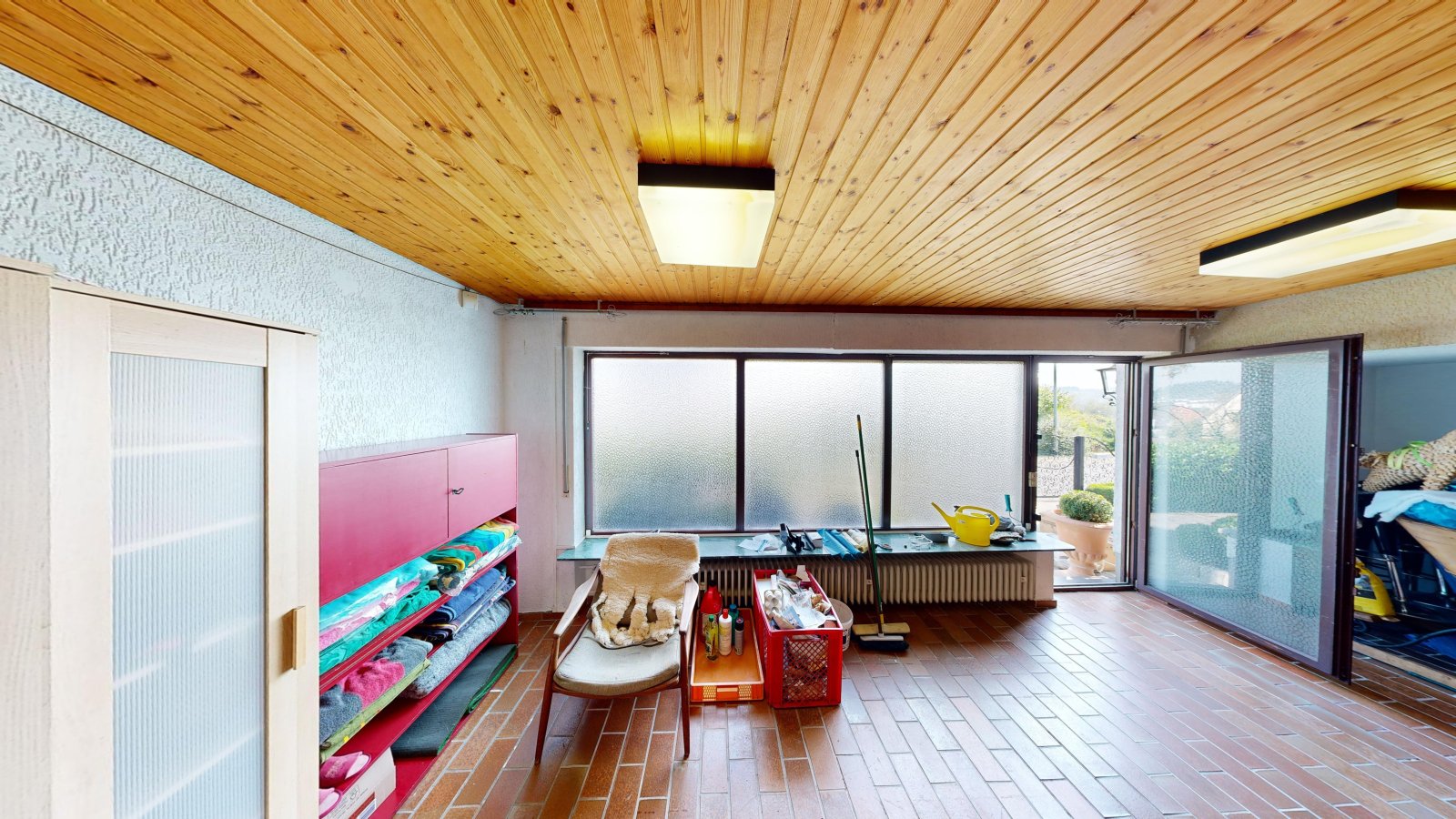 *SOLD* | Detached house in romantic country house style with large garden, indoor swimming pool and garage