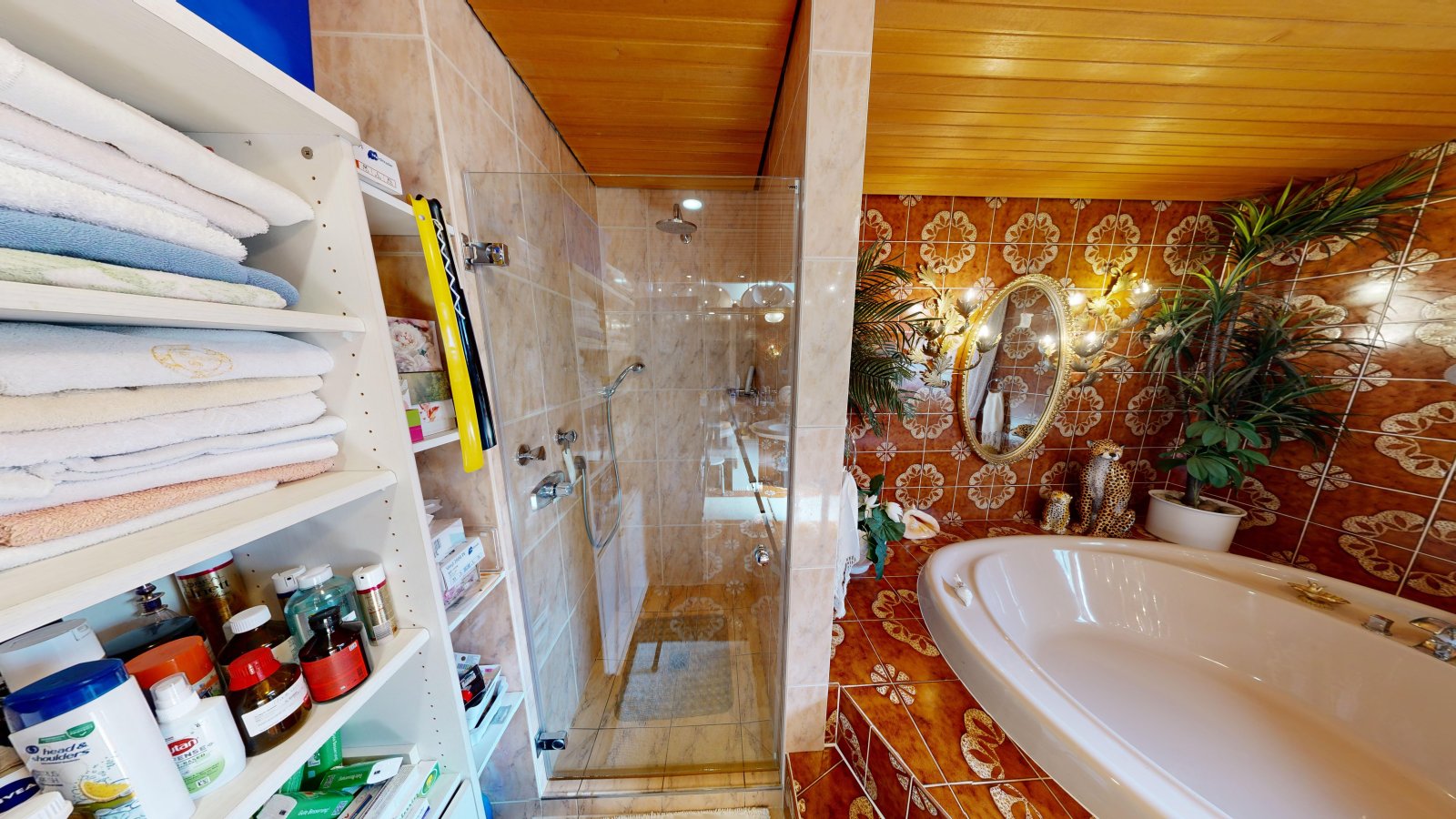 *SOLD* | Detached house in romantic country house style with large garden, indoor swimming pool and garage