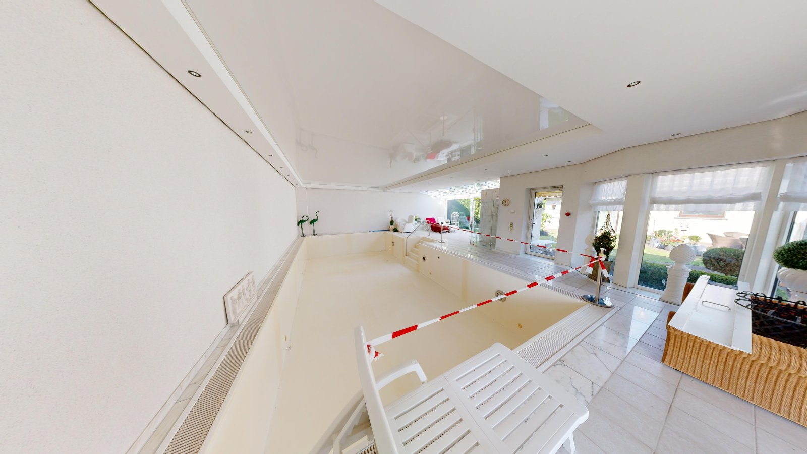 *SOLD* | Detached house in romantic country house style with large garden, indoor swimming pool and garage