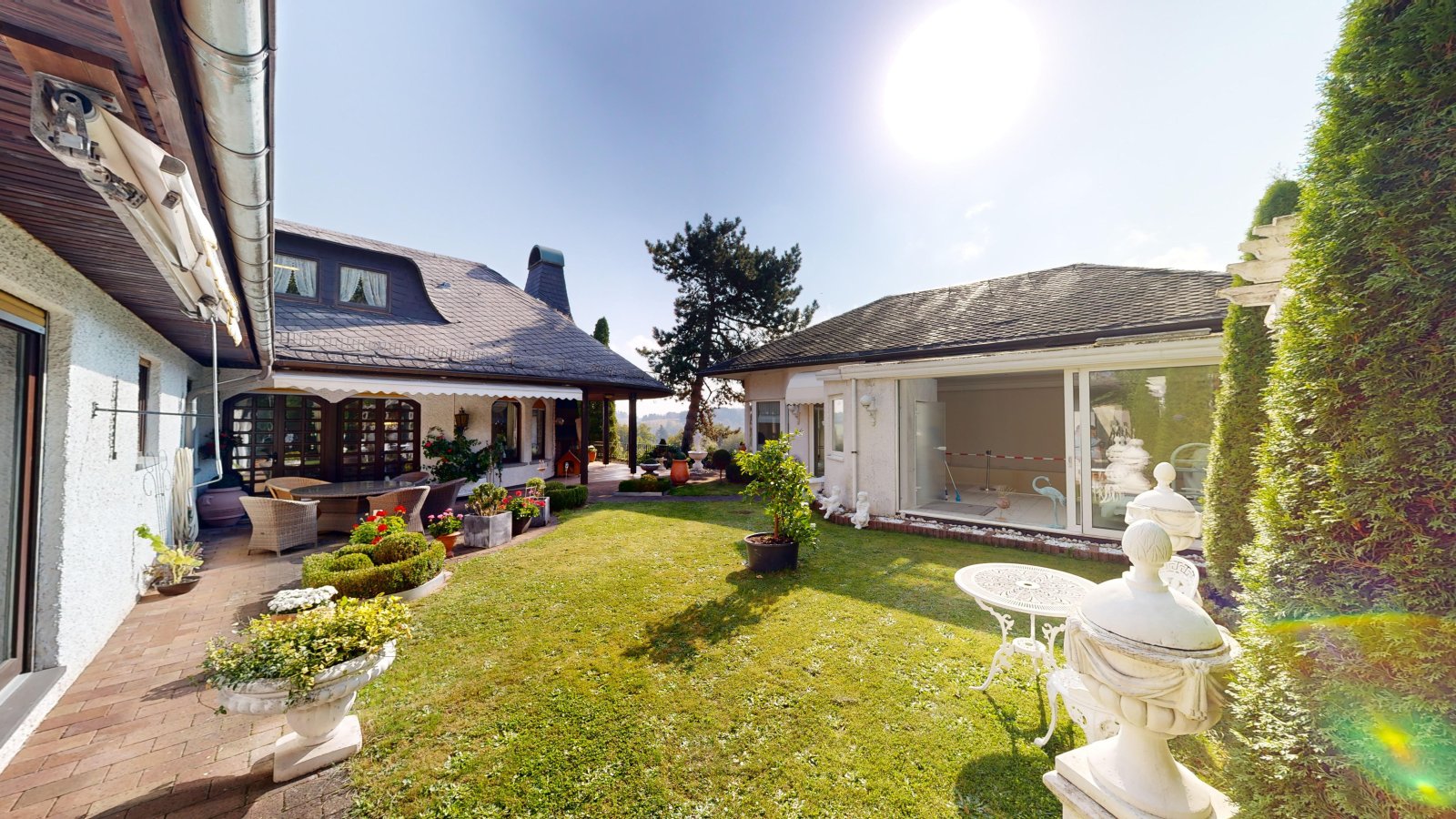 *SOLD* | Detached house in romantic country house style with large garden, indoor swimming pool and garage