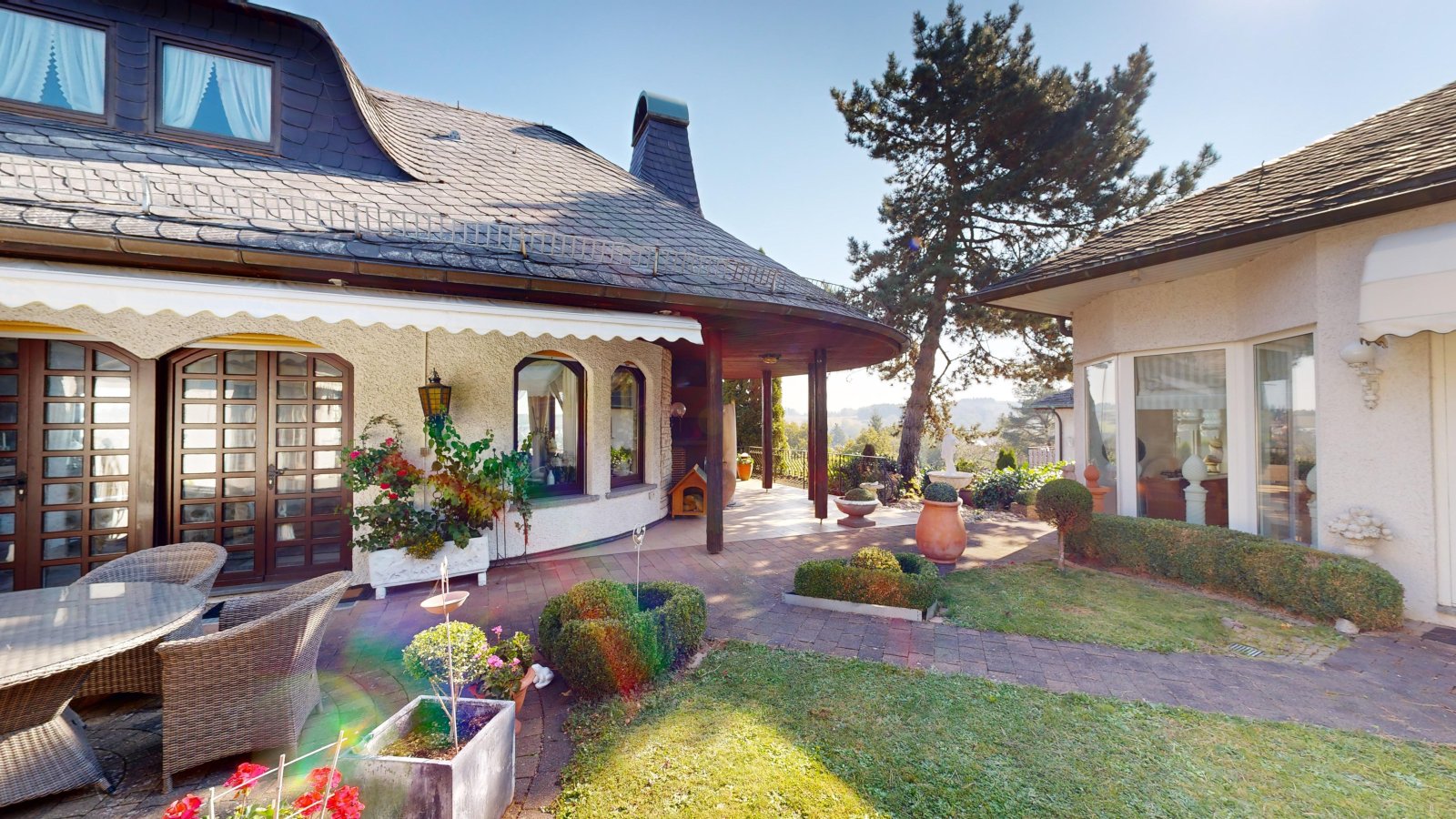 *SOLD* | Detached house in romantic country house style with large garden, indoor swimming pool and garage