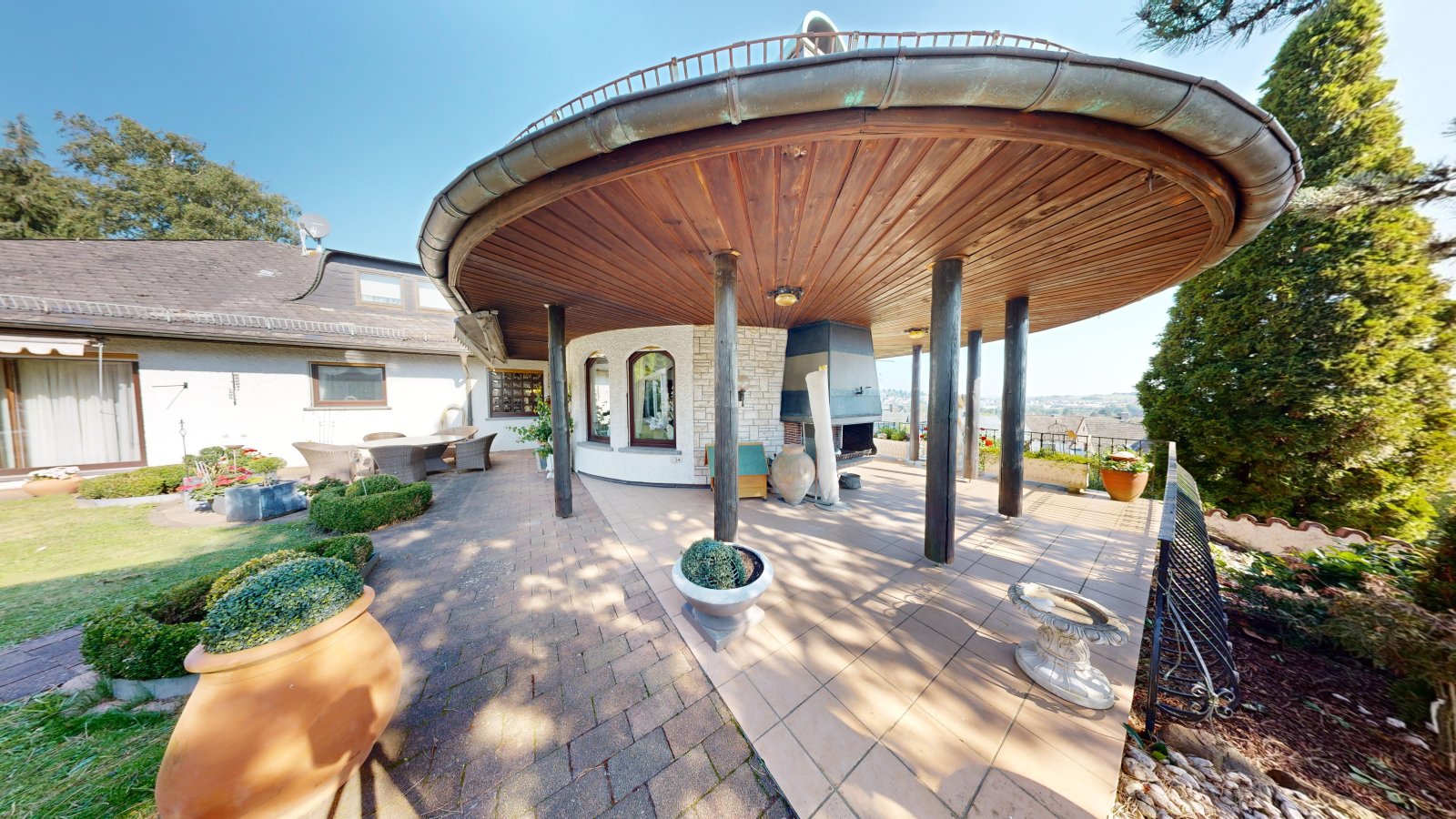 *SOLD* | Detached house in romantic country house style with large garden, indoor swimming pool and garage