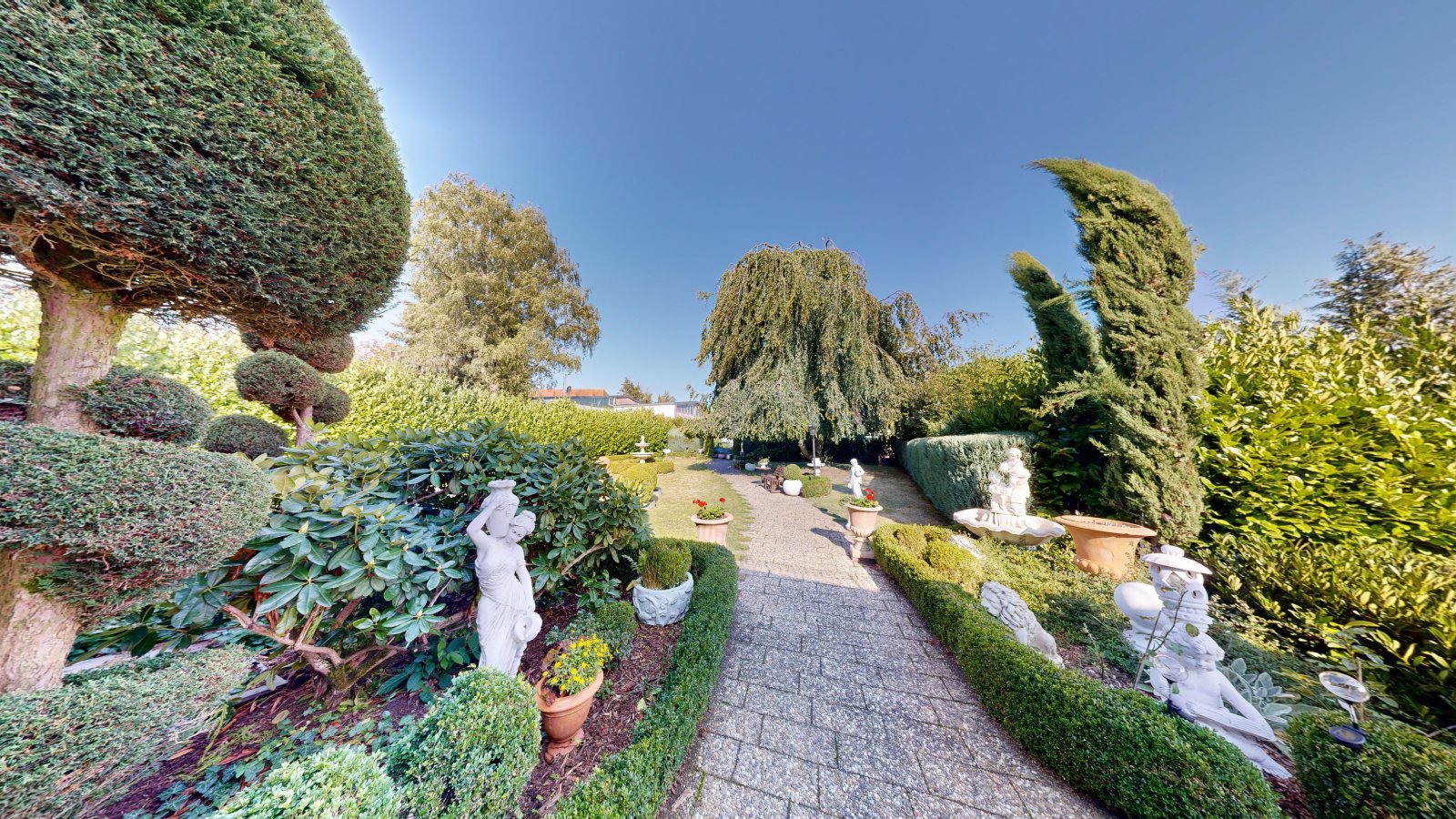 *SOLD* | Detached house in romantic country house style with large garden, indoor swimming pool and garage