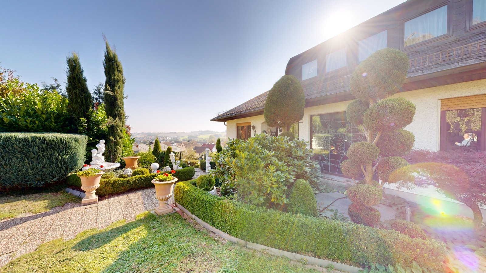 *SOLD* | Detached house in romantic country house style with large garden, indoor swimming pool and garage