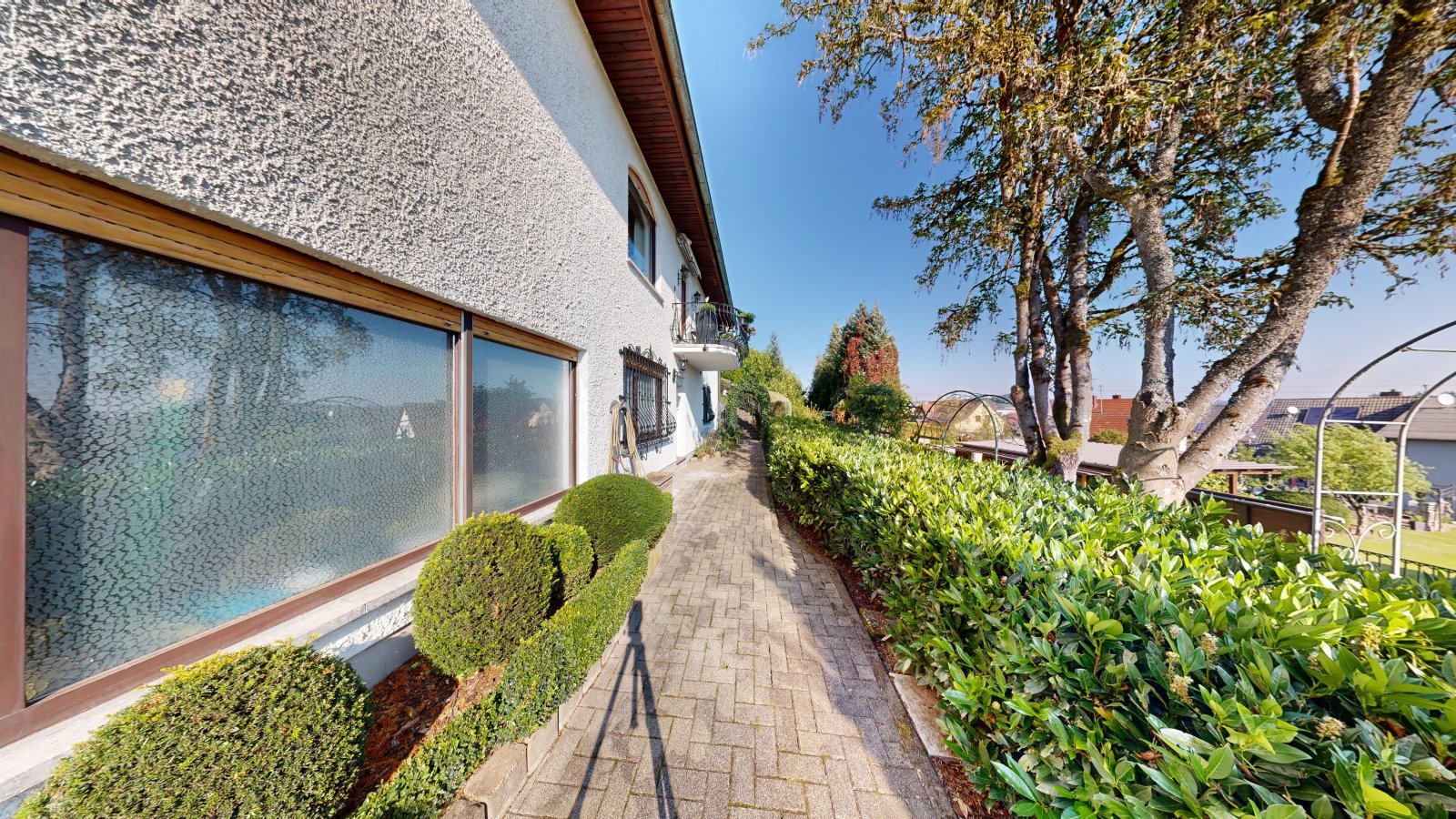 *SOLD* | Detached house in romantic country house style with large garden, indoor swimming pool and garage