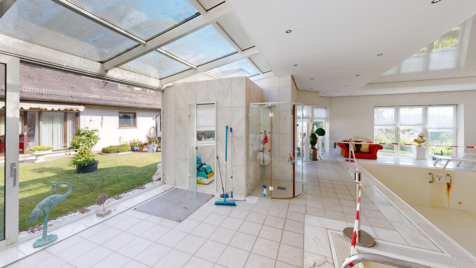 *SOLD* | Detached house in romantic country house style with large garden, indoor swimming pool and garage