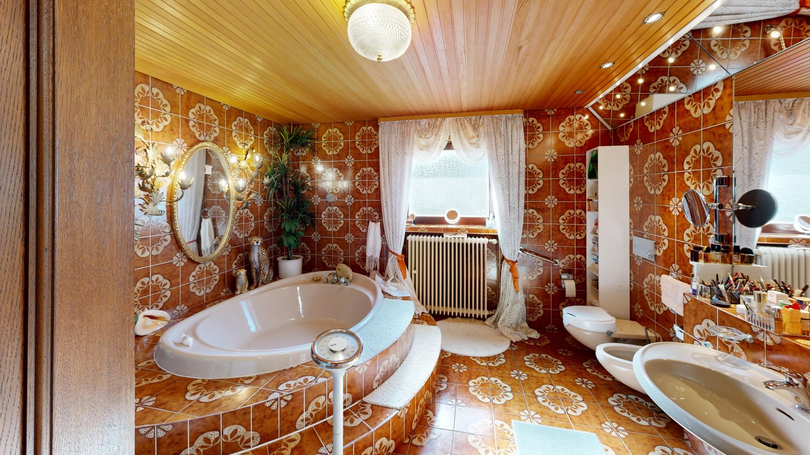 *SOLD* | Detached house in romantic country house style with large garden, indoor swimming pool and garage