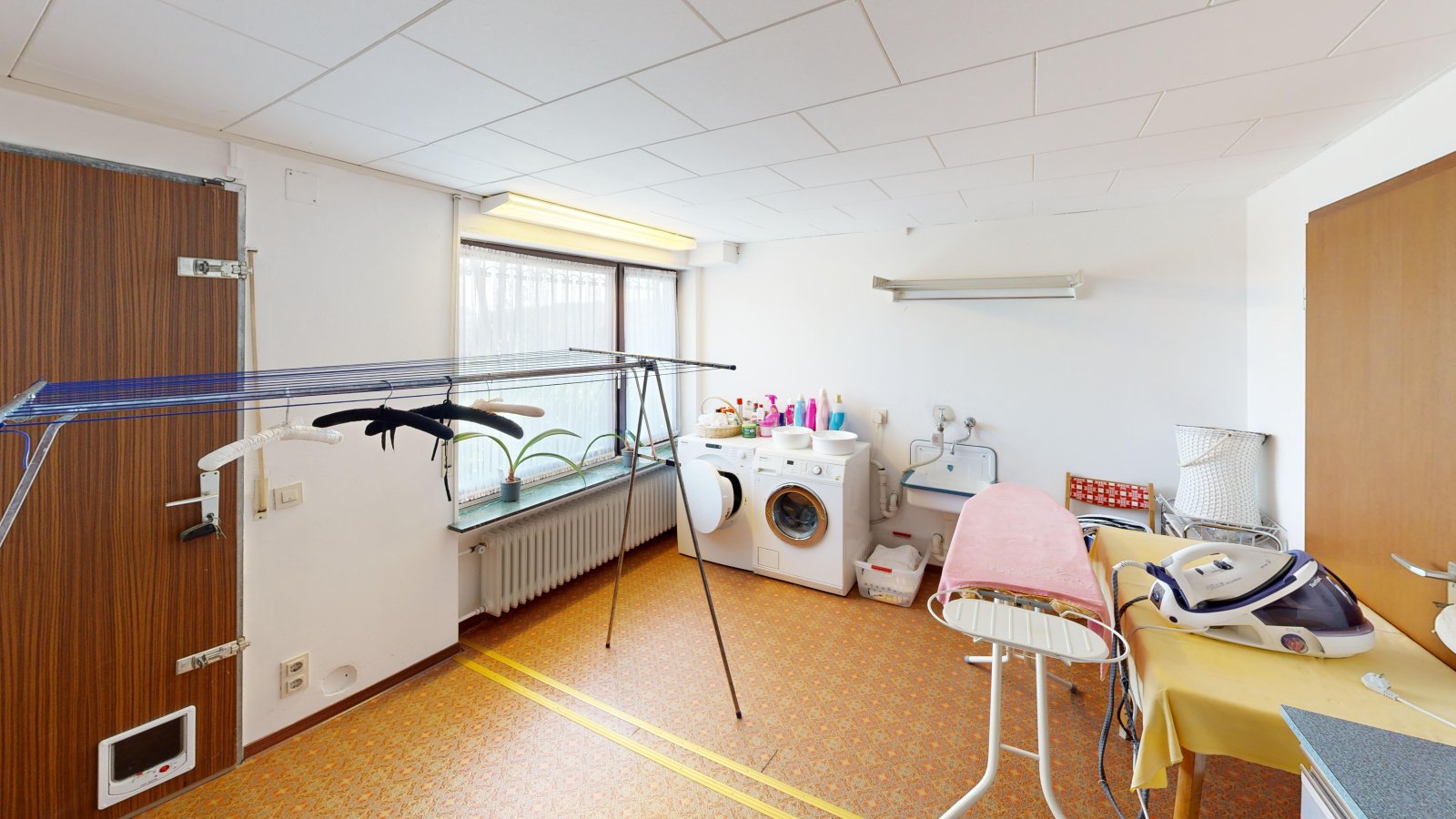 *SOLD* | Detached house in romantic country house style with large garden, indoor swimming pool and garage