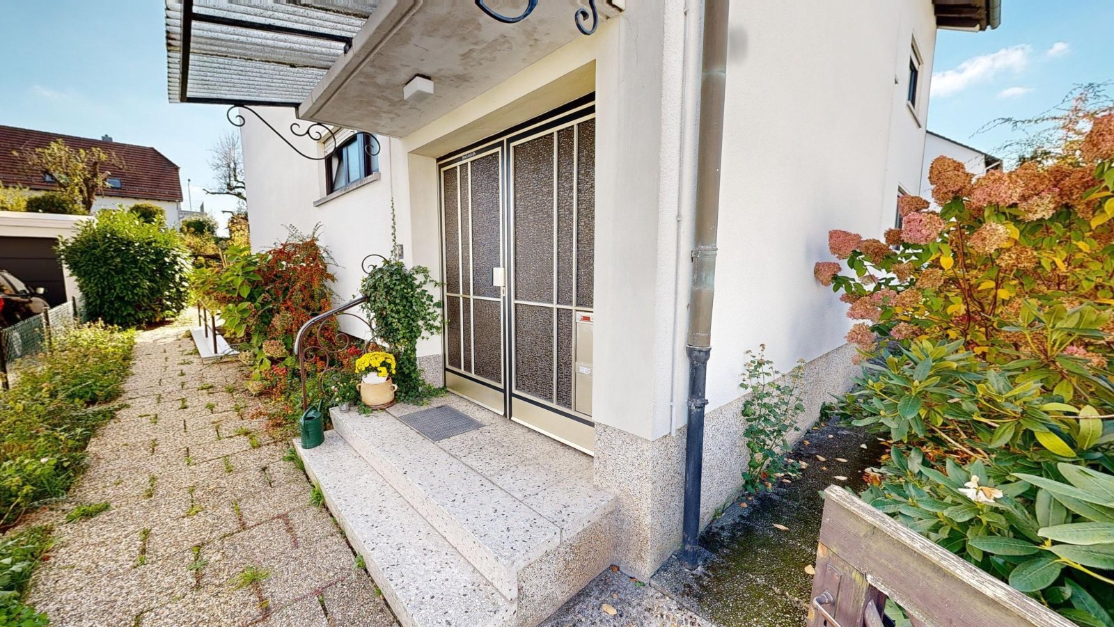 *SOLD*From capital investment to multi-generation house | two-family house with large garden & garage