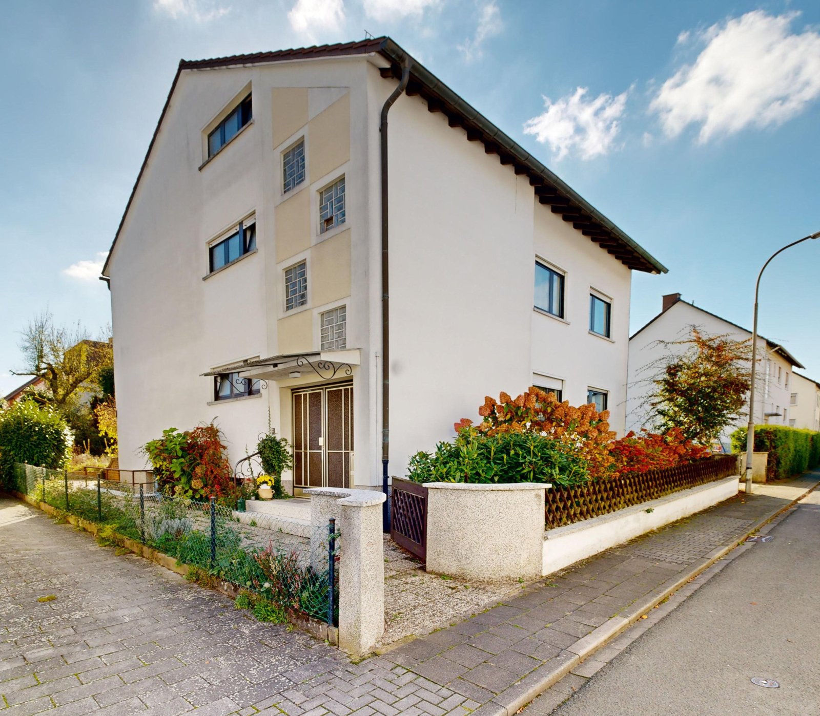 *SOLD*From capital investment to multi-generation house | two-family house with large garden & garage