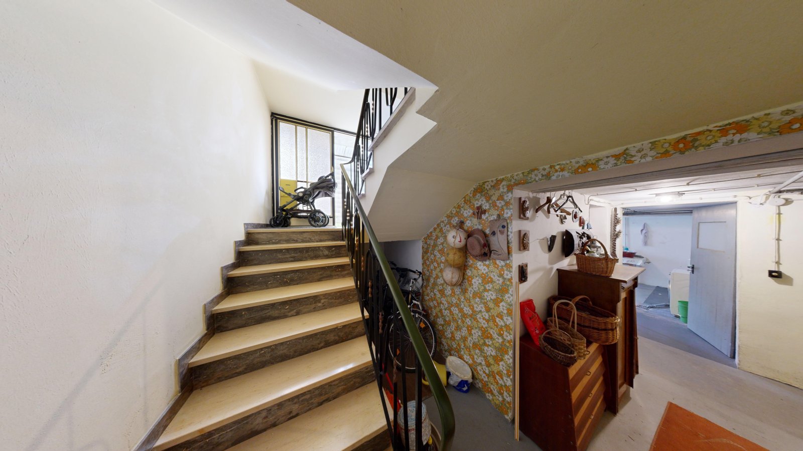 *SOLD*From capital investment to multi-generation house | two-family house with large garden & garage