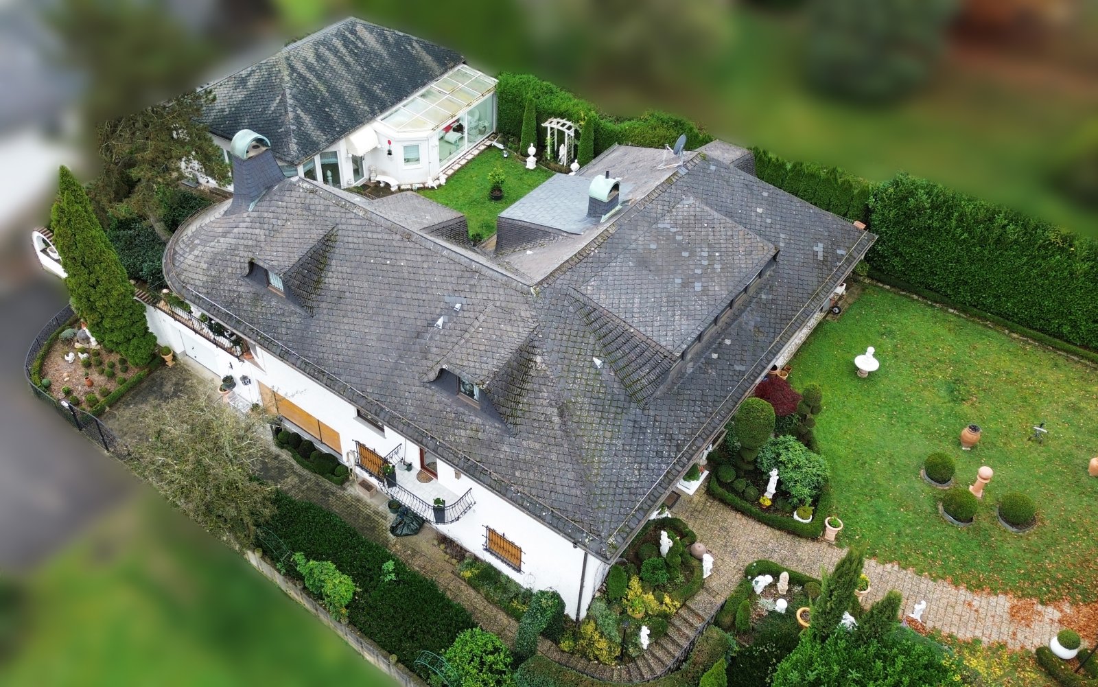 *SOLD* | Detached house in romantic country house style with large garden, indoor swimming pool and garage