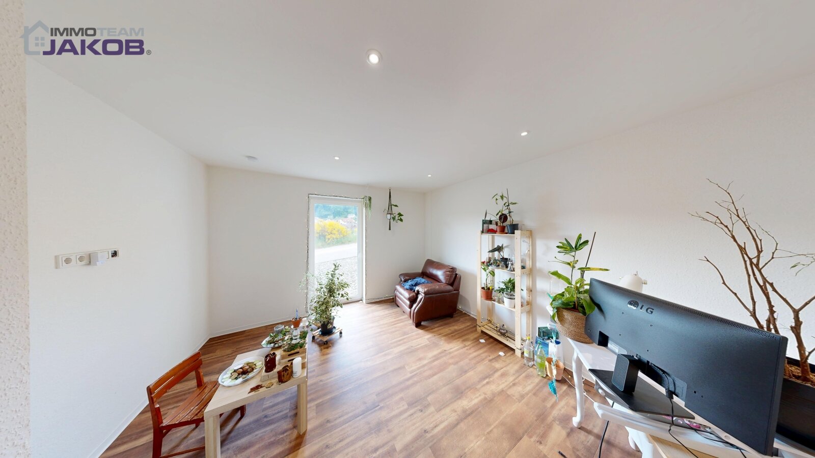 As-new detached house on the green outskirts with garden, roof terrace and garage