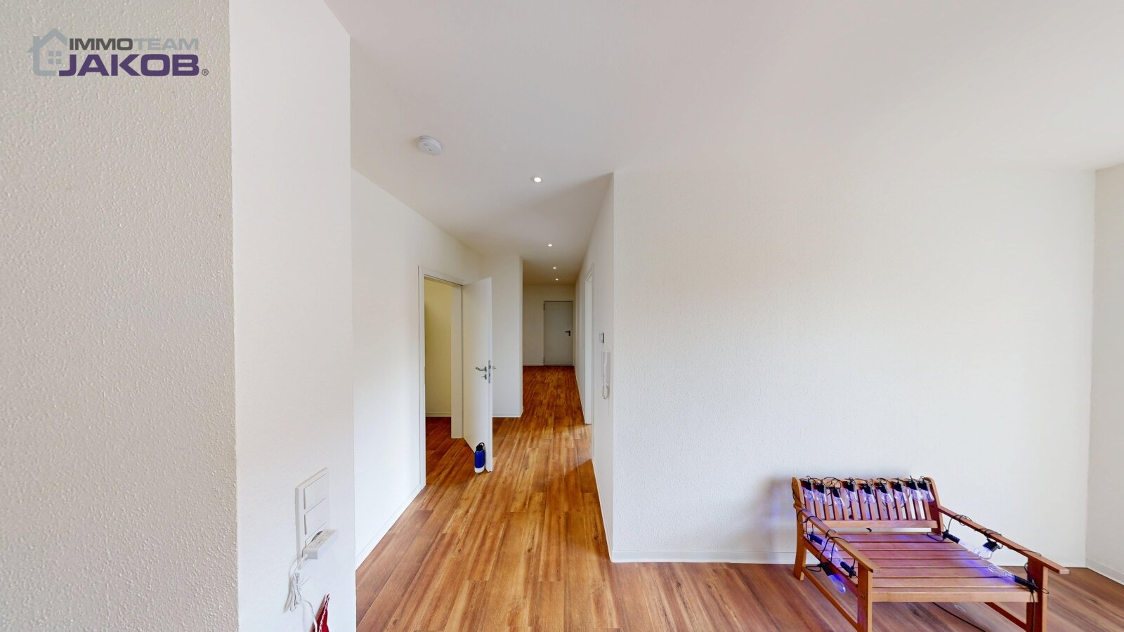 As-new detached house on the green outskirts with garden, roof terrace and garage