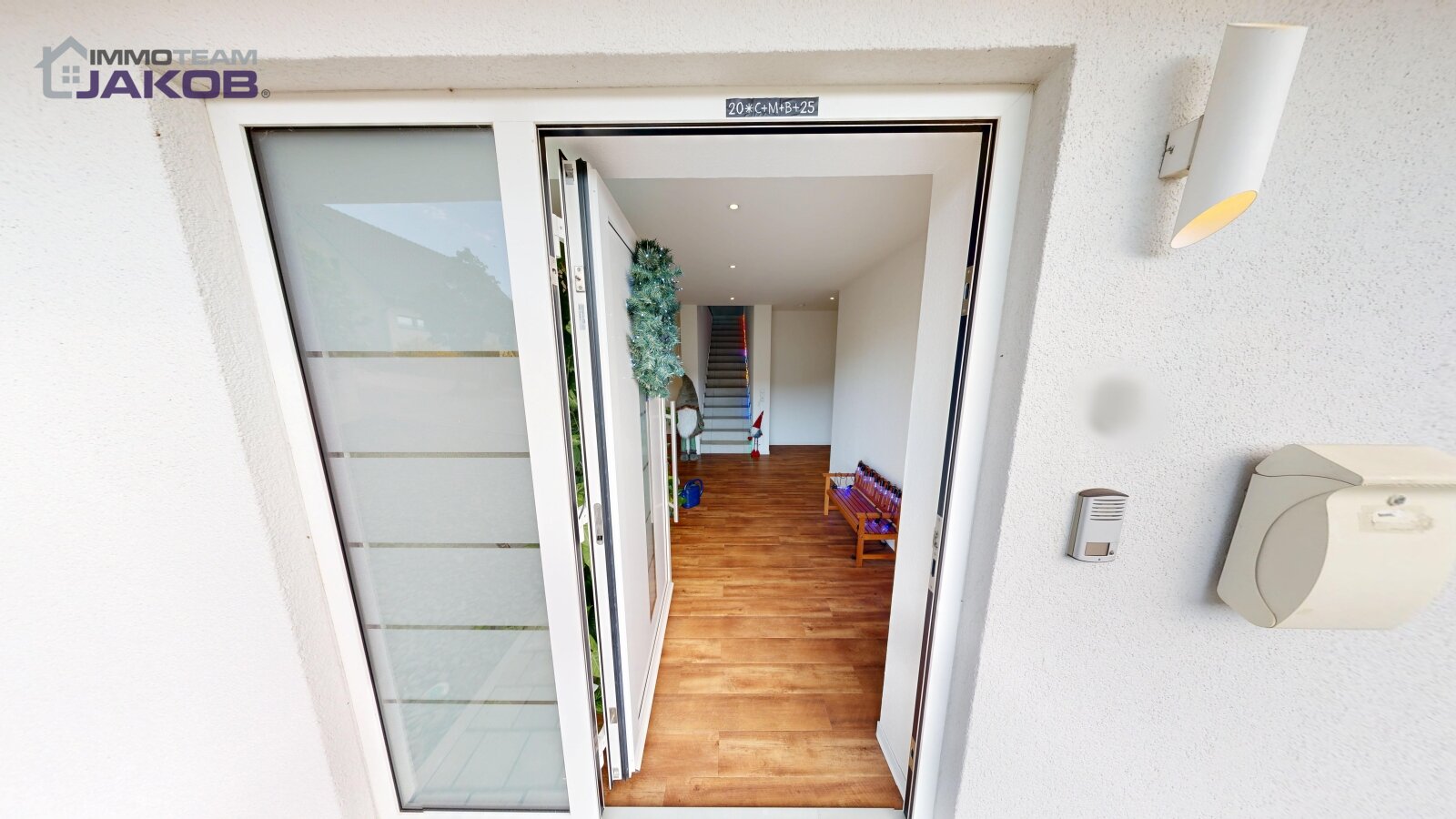 As-new detached house on the green outskirts with garden, roof terrace and garage