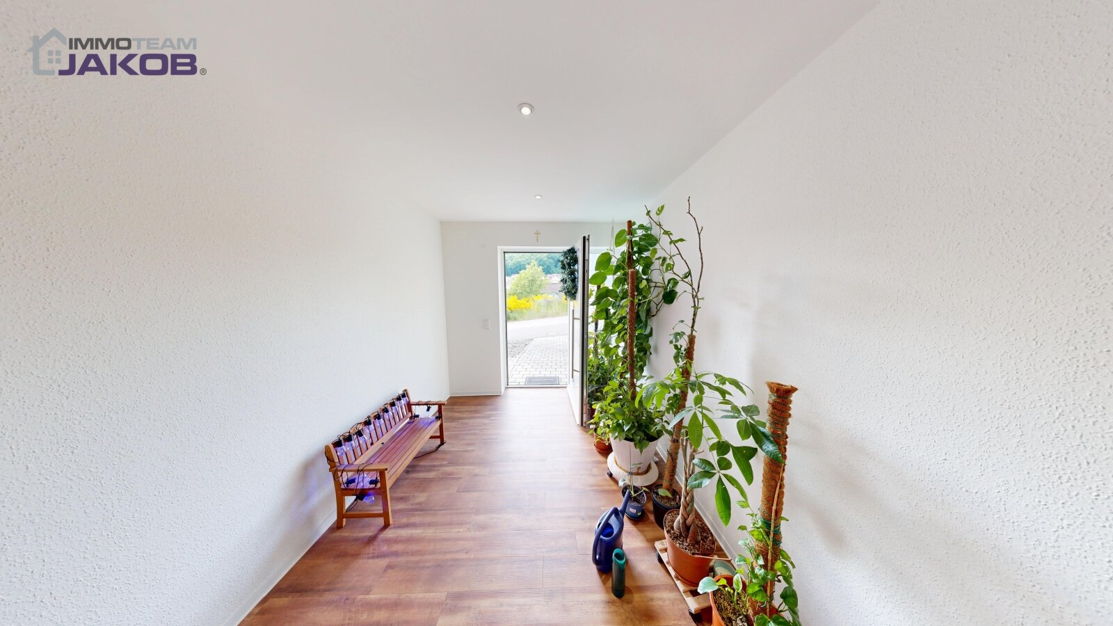 As-new detached house on the green outskirts with garden, roof terrace and garage