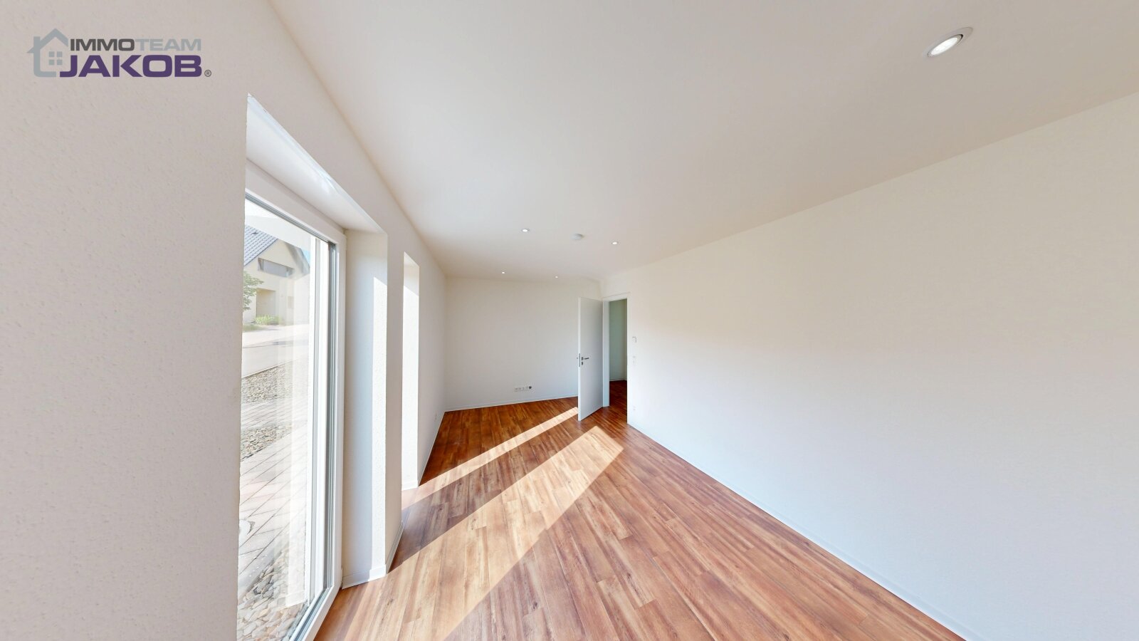 As-new detached house on the green outskirts with garden, roof terrace and garage