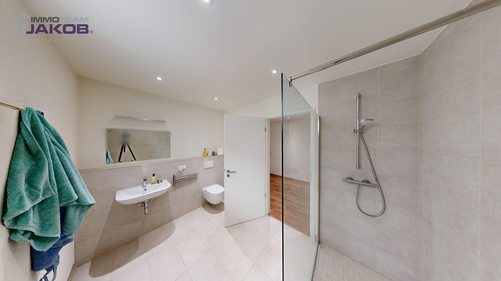 As-new detached house on the green outskirts with garden, roof terrace and garage