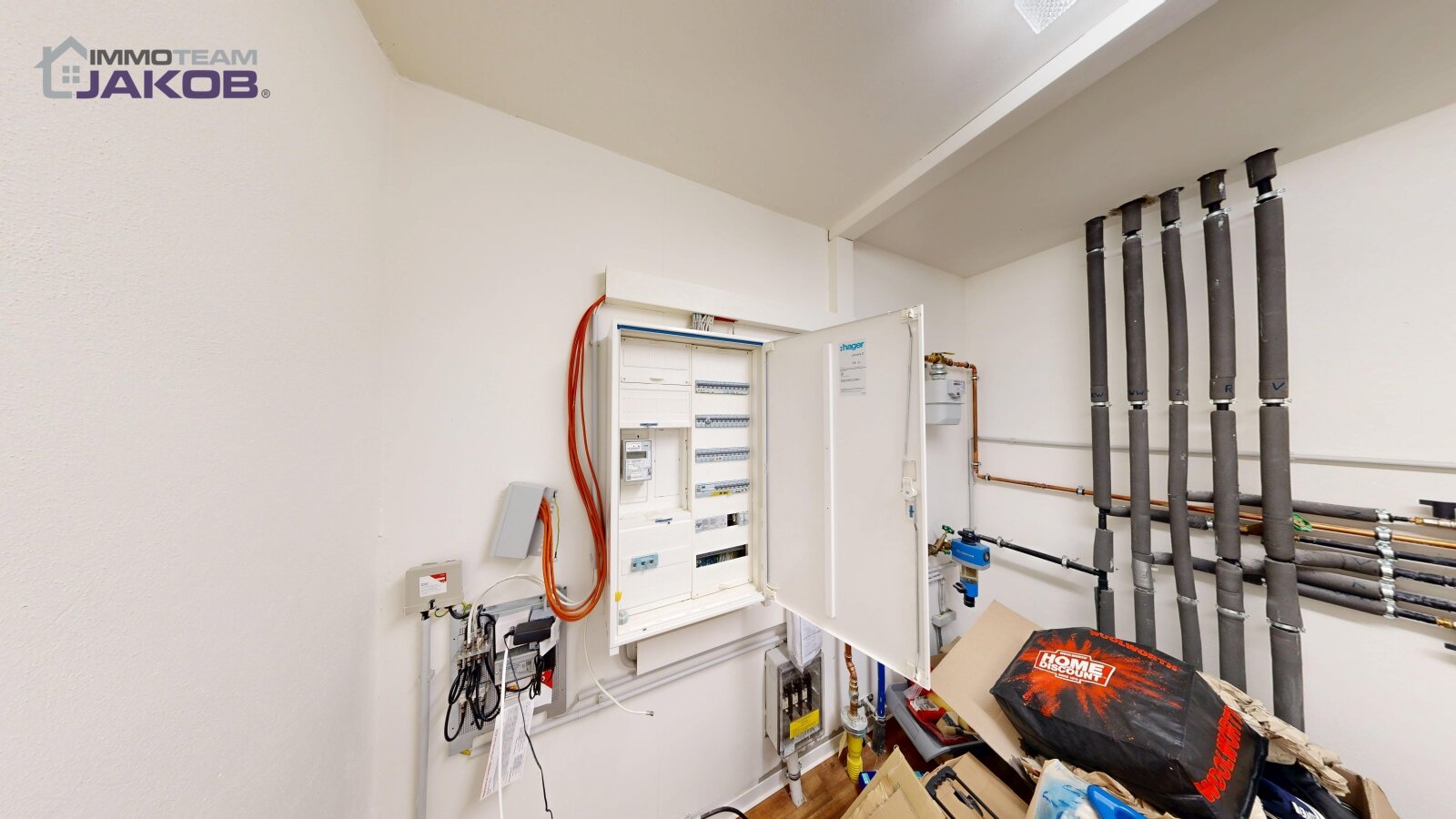 As-new detached house on the green outskirts with garden, roof terrace and garage