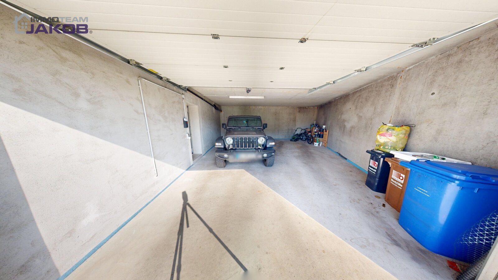 As-new detached house on the green outskirts with garden, roof terrace and garage