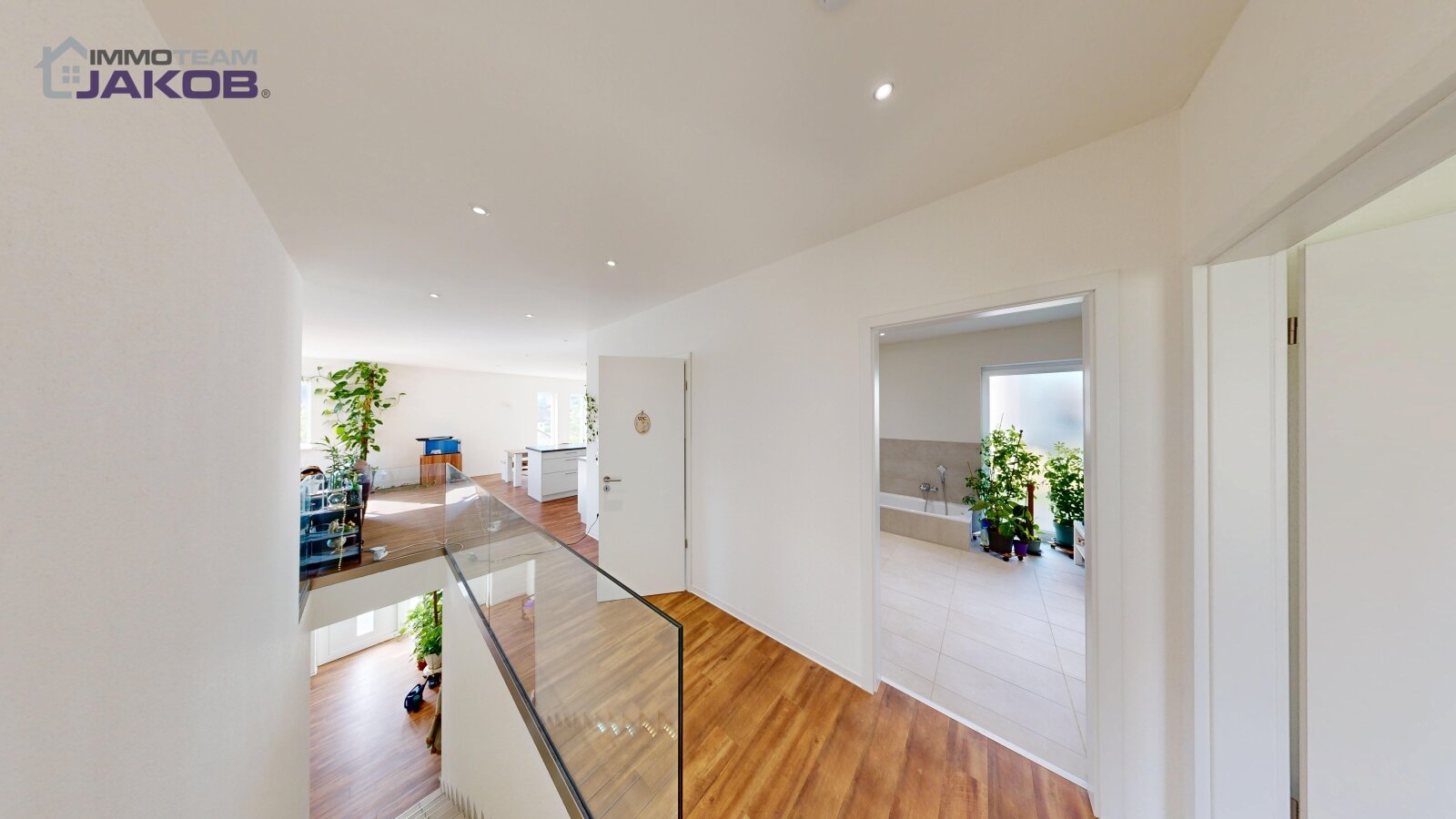 As-new detached house on the green outskirts with garden, roof terrace and garage