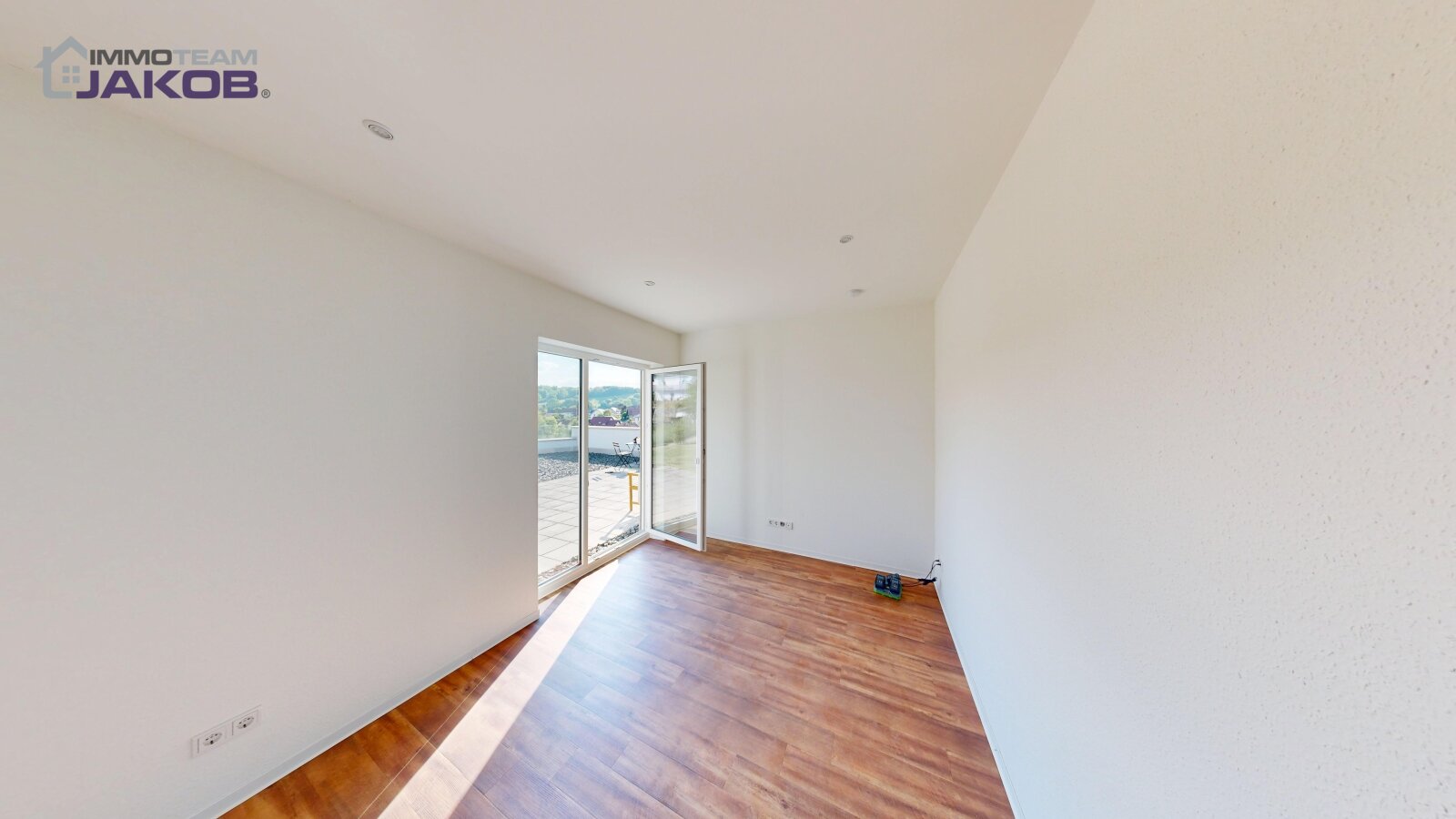 As-new detached house on the green outskirts with garden, roof terrace and garage