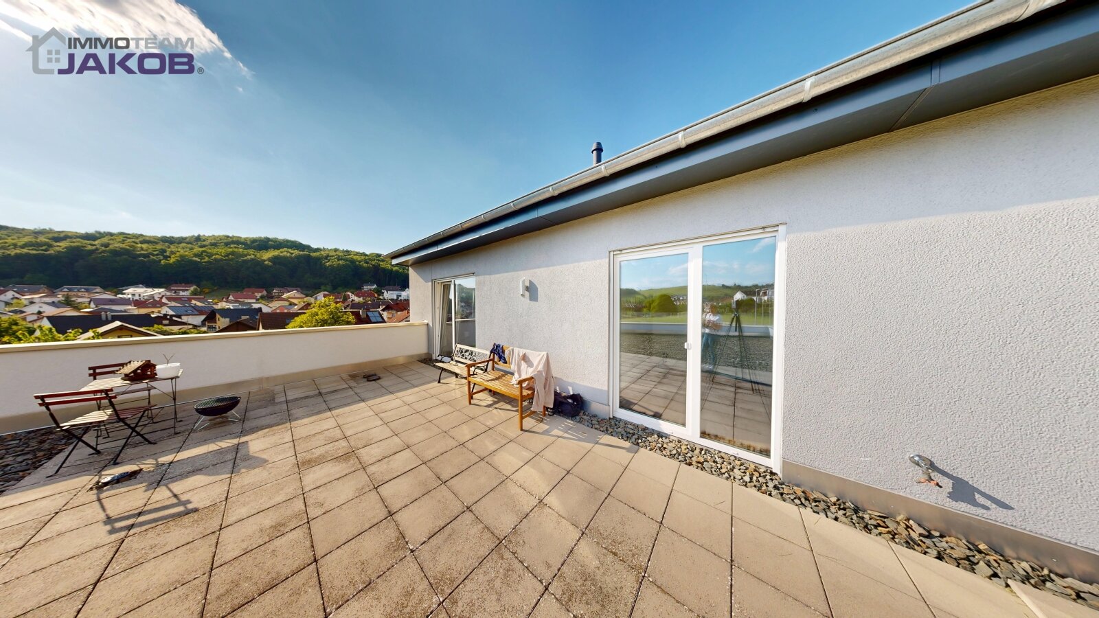 As-new detached house on the green outskirts with garden, roof terrace and garage