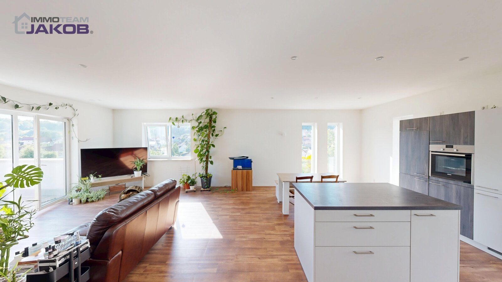 As-new detached house on the green outskirts with garden, roof terrace and garage