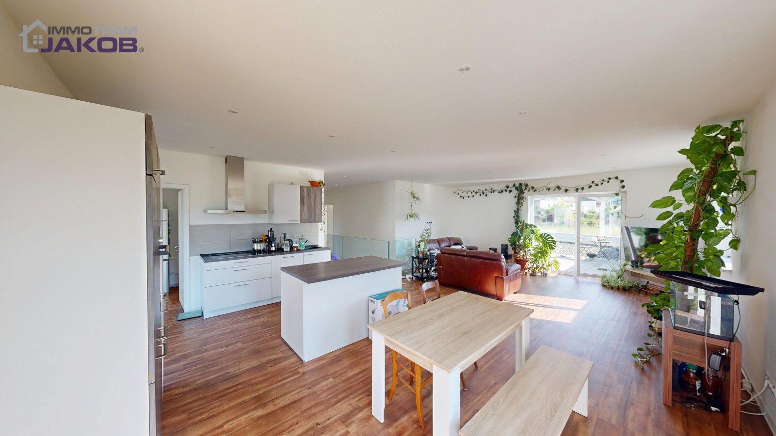 As-new detached house on the green outskirts with garden, roof terrace and garage