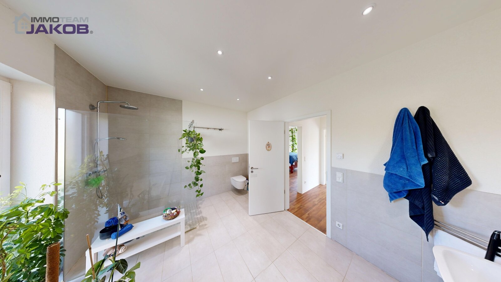 As-new detached house on the green outskirts with garden, roof terrace and garage