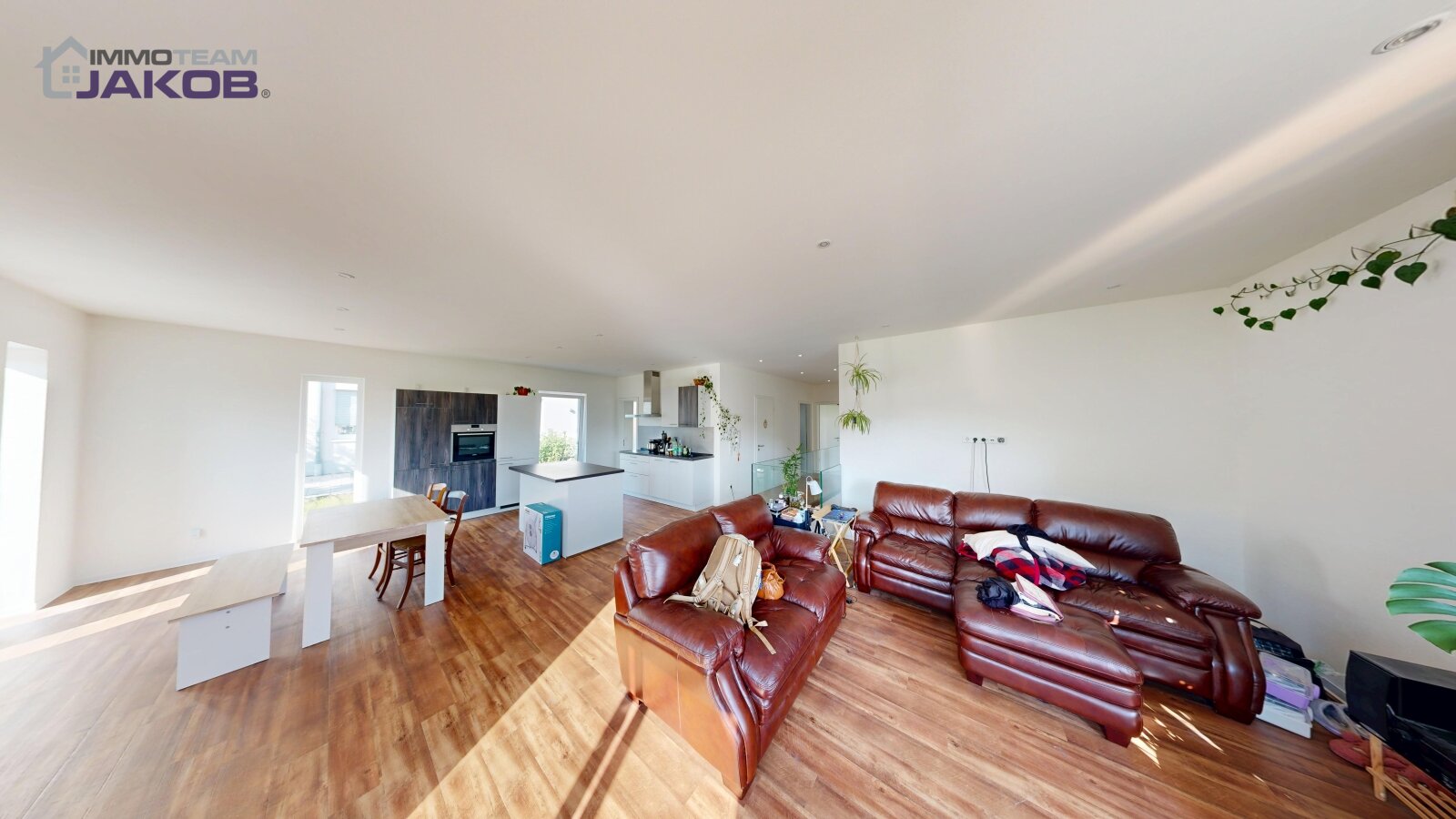 As-new detached house on the green outskirts with garden, roof terrace and garage