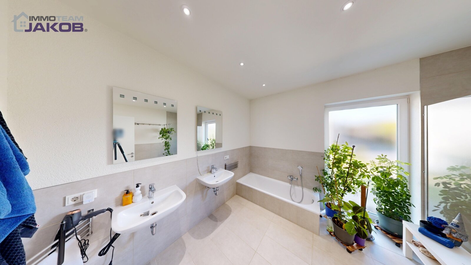 As-new detached house on the green outskirts with garden, roof terrace and garage