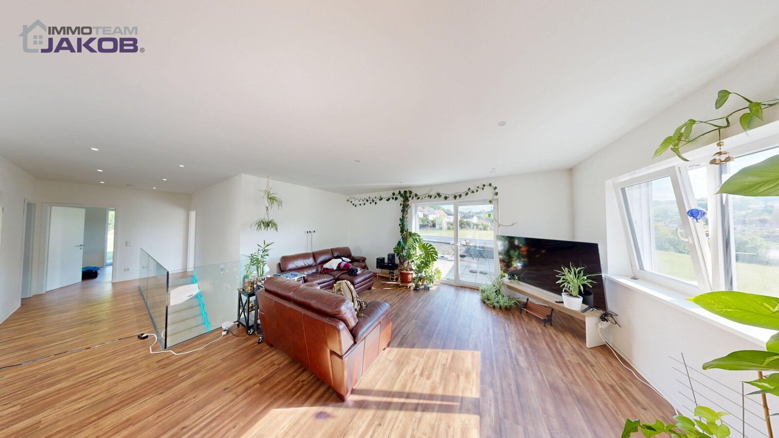 As-new detached house on the green outskirts with garden, roof terrace and garage