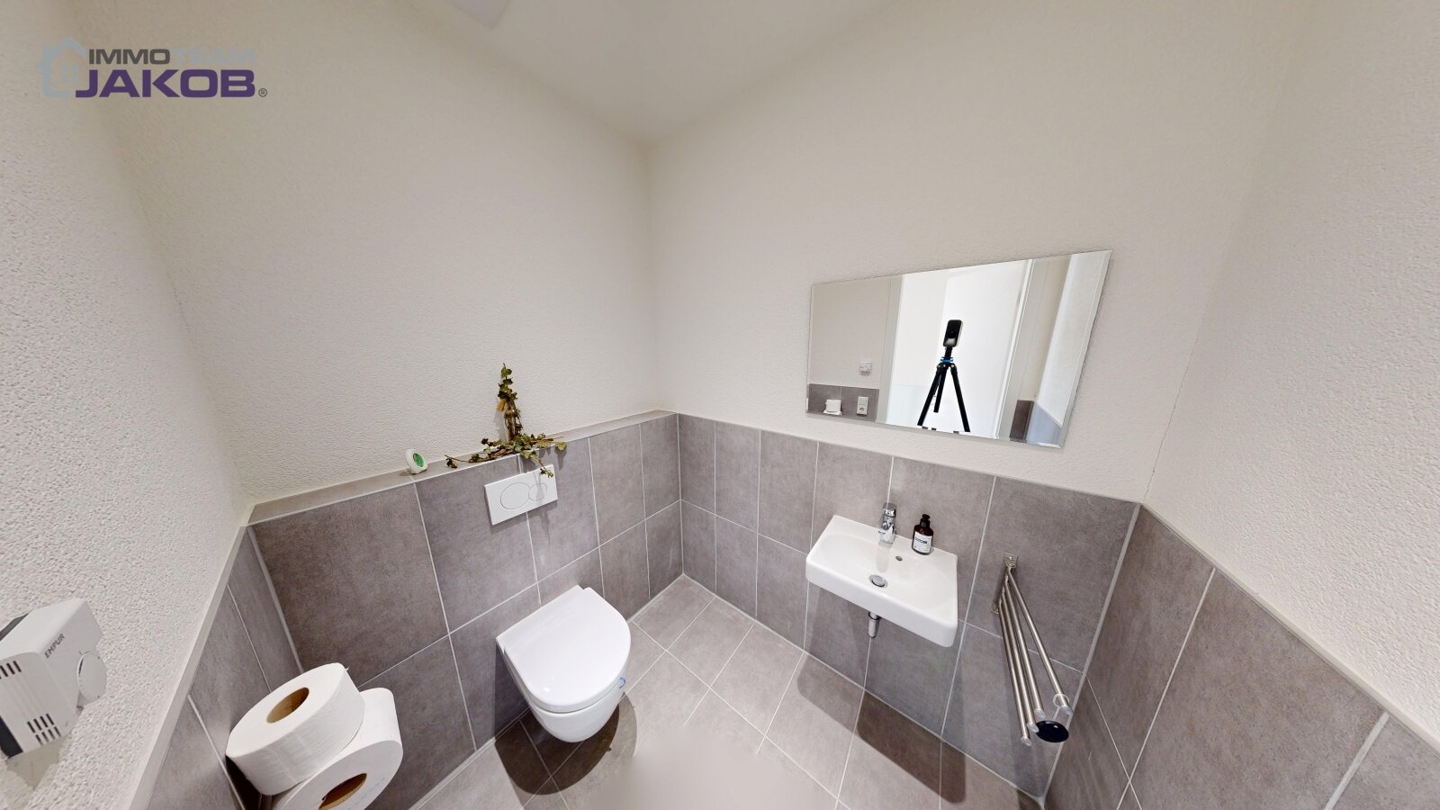 As-new detached house on the green outskirts with garden, roof terrace and garage