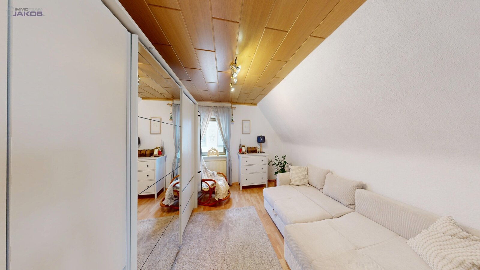 *SOLD* | Detached two-family house with garden & garages in a family-friendly residential area