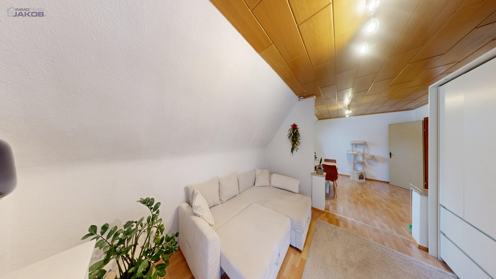 *SOLD* | Detached two-family house with garden & garages in a family-friendly residential area