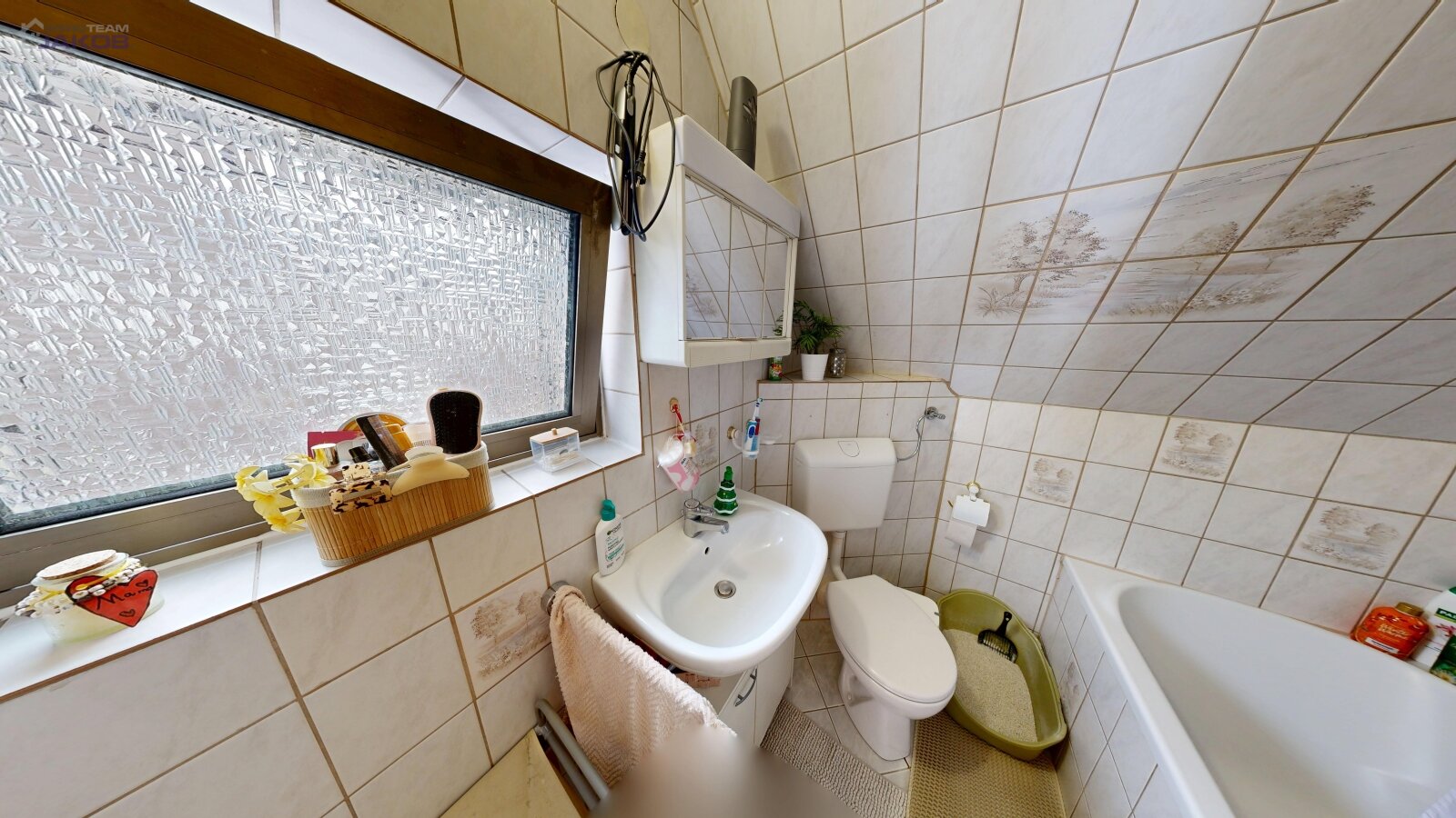 *SOLD* | Detached two-family house with garden & garages in a family-friendly residential area