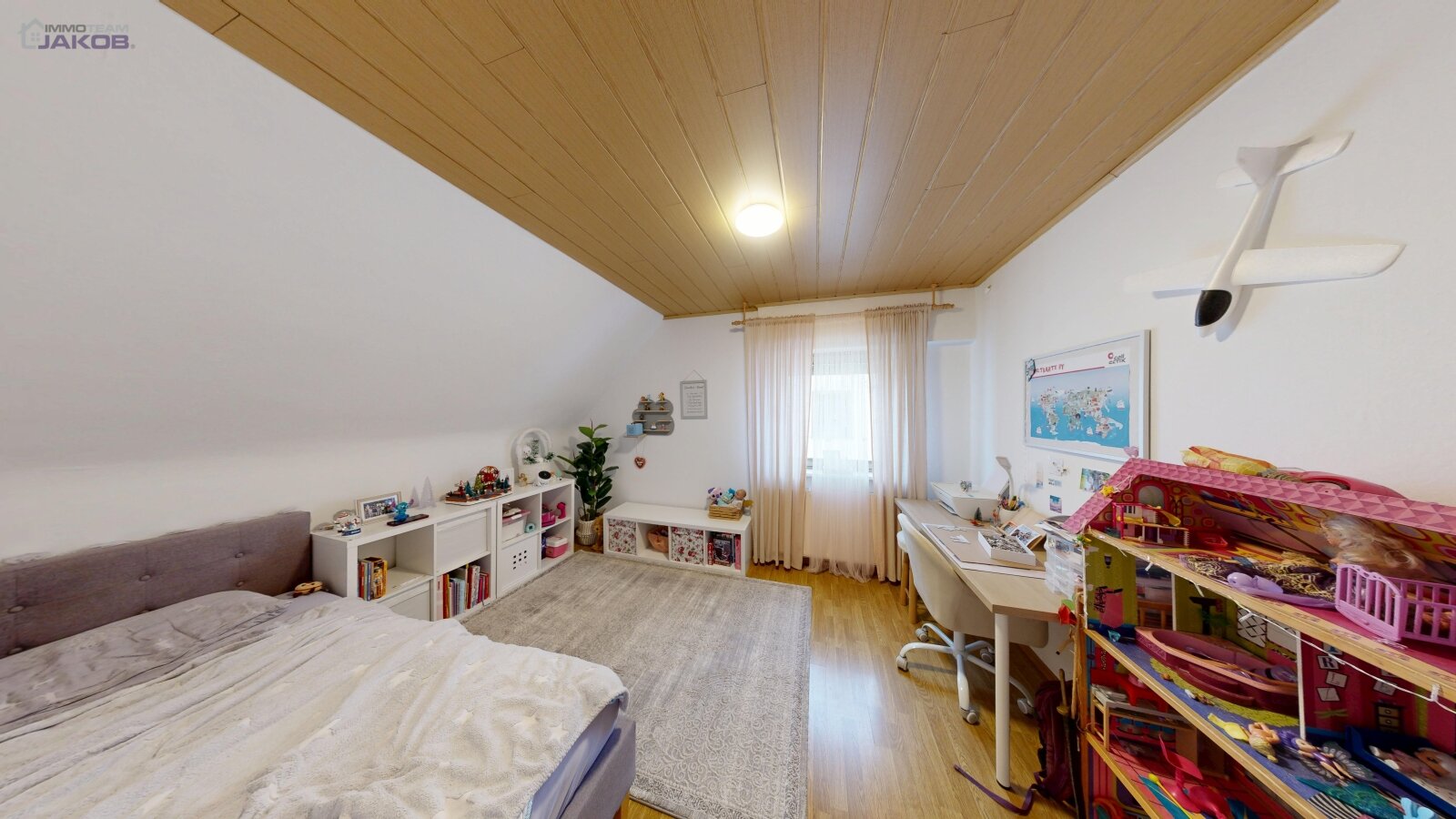 *SOLD* | Detached two-family house with garden & garages in a family-friendly residential area