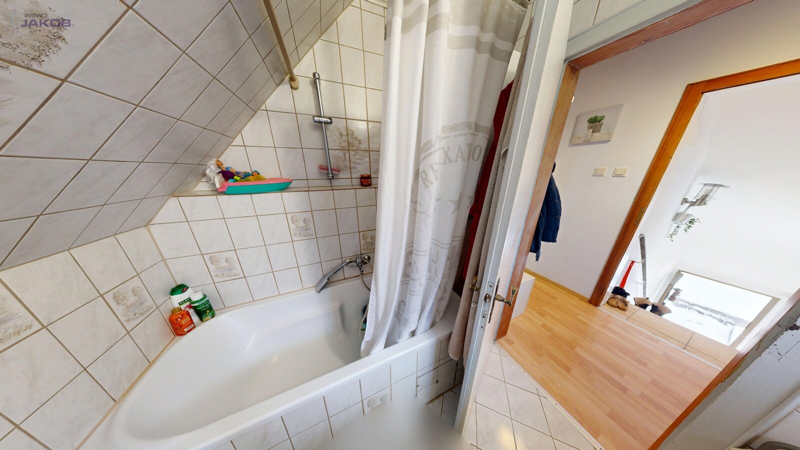 *SOLD* | Detached two-family house with garden & garages in a family-friendly residential area