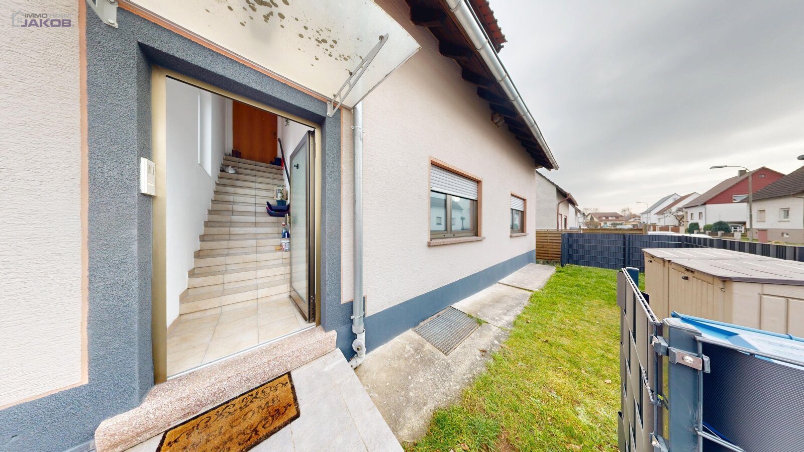 *SOLD* | Detached two-family house with garden & garages in a family-friendly residential area