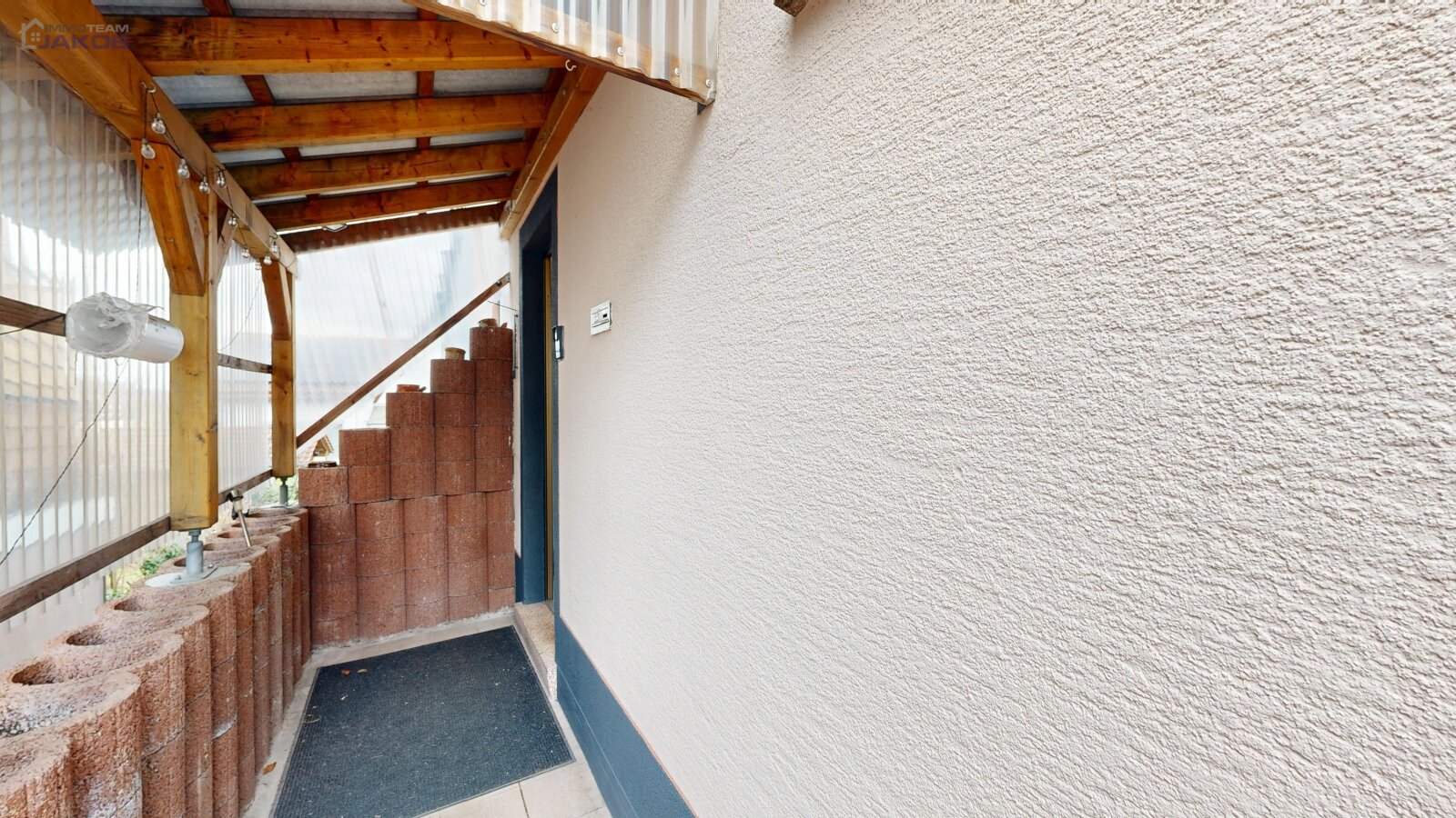 *SOLD* | Detached two-family house with garden & garages in a family-friendly residential area