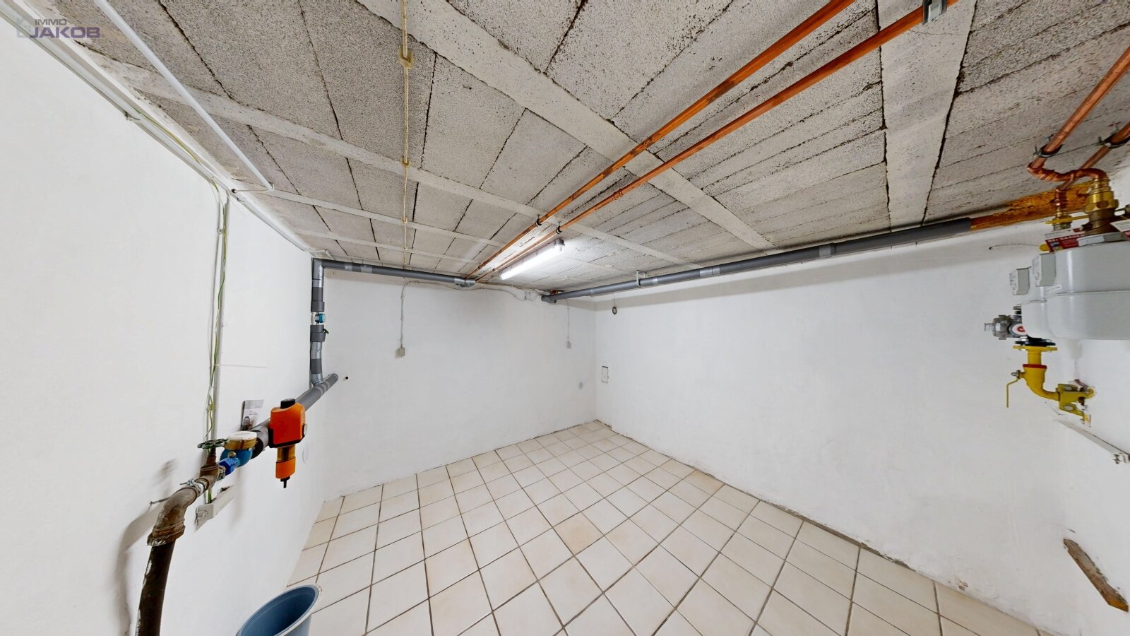 *SOLD* | Detached two-family house with garden & garages in a family-friendly residential area