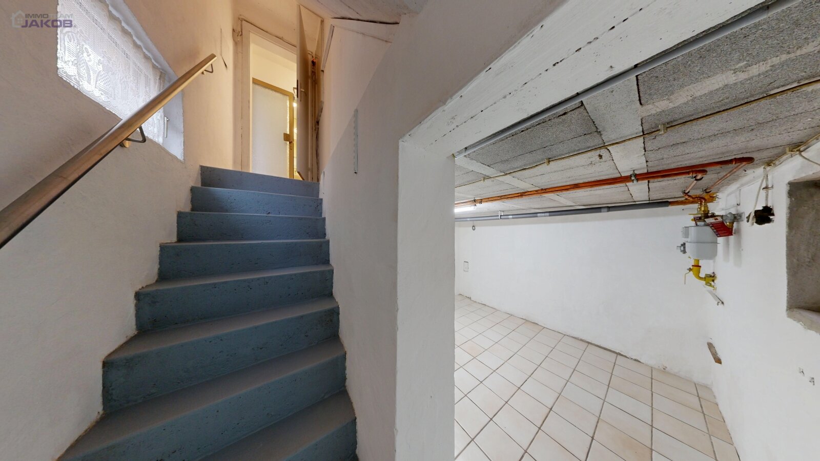 *SOLD* | Detached two-family house with garden & garages in a family-friendly residential area