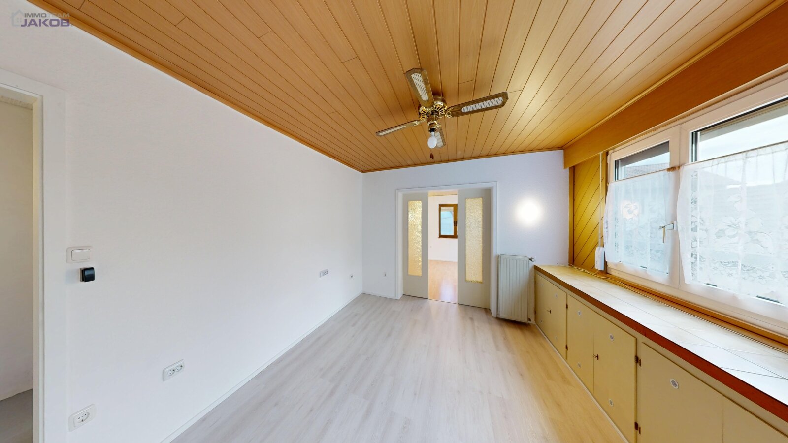 *SOLD* | Detached two-family house with garden & garages in a family-friendly residential area