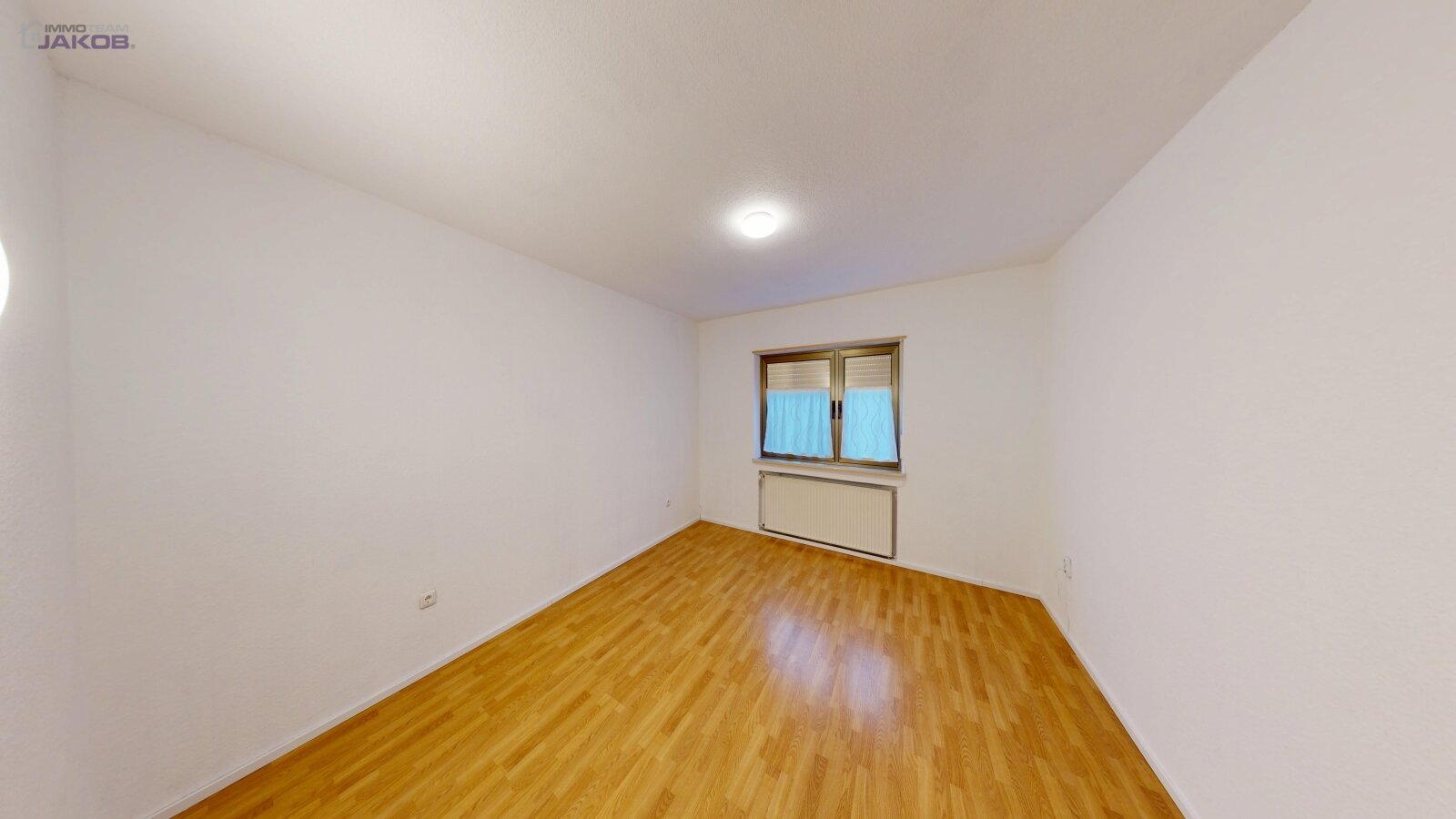 *SOLD* | Detached two-family house with garden & garages in a family-friendly residential area